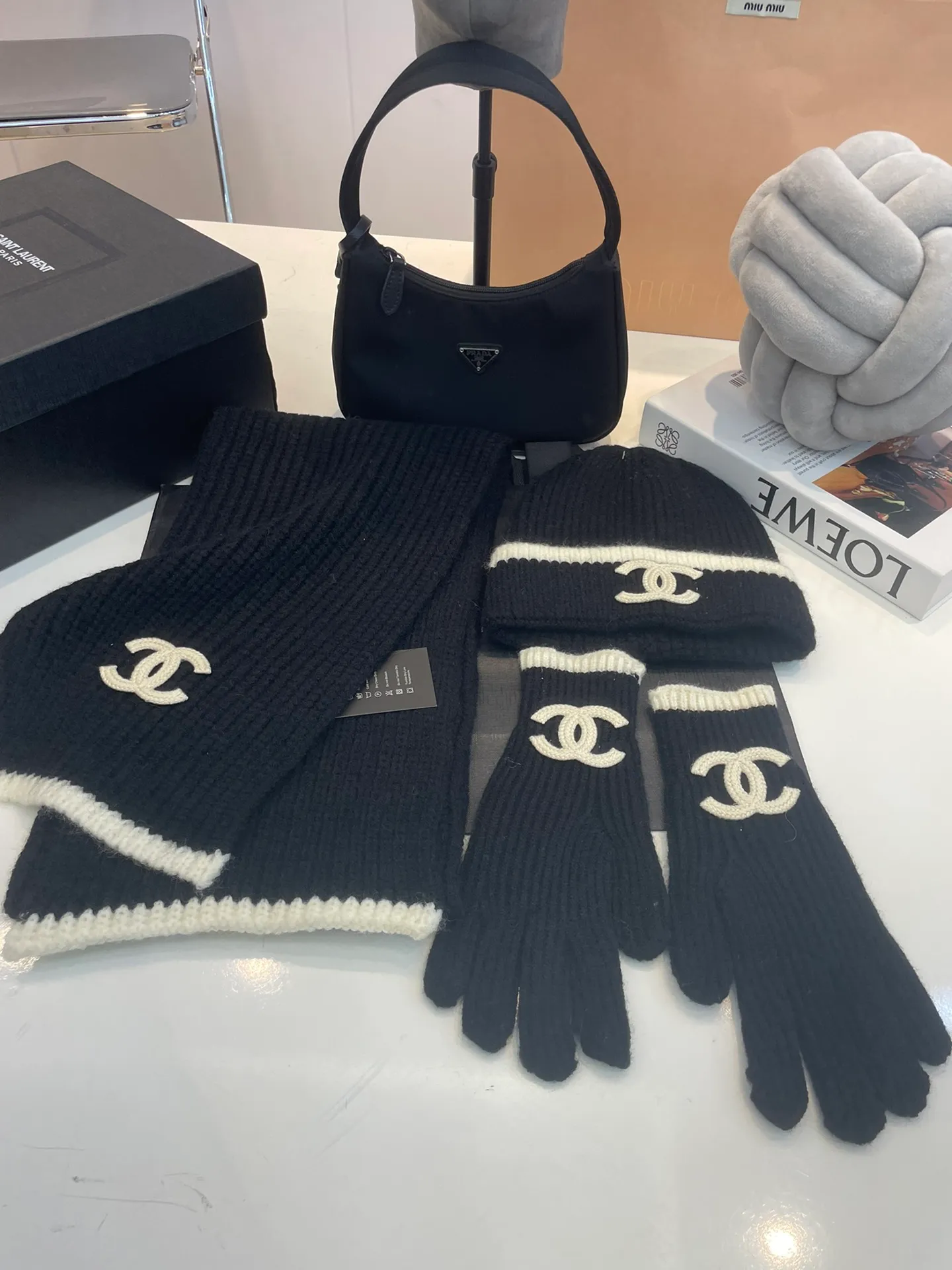 P180 CHANEL [Wool Suit, Scarf + Gloves + Hat-] Classic suit, hat, wool knitted hat and gloves, warm and super comfortable for winter. It’s a magical tool for young ladies to reduce their age~warm and fashionable! Can be made into mother-daughter parent-child style. Scarf: 185/35cm. Hat. Head circumference around 57 cm.