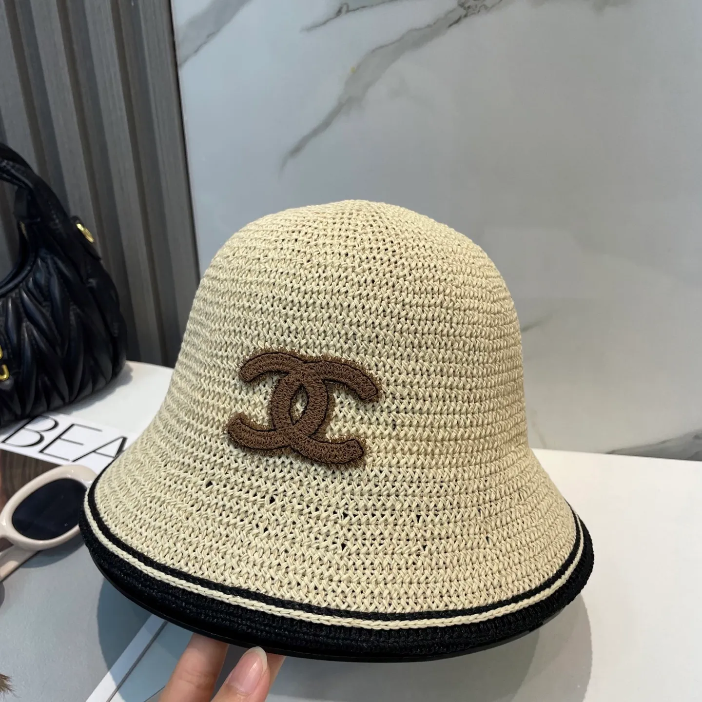 P66 CHANEL's new knitted basin hat, made of high density, a super tasteful knitted hat ~ the first choice for going out on the street! The shape of the hat is super nice, the color is perfect, and it’s light to carry! A must-have for little fairies🧚Head circumference 57cm