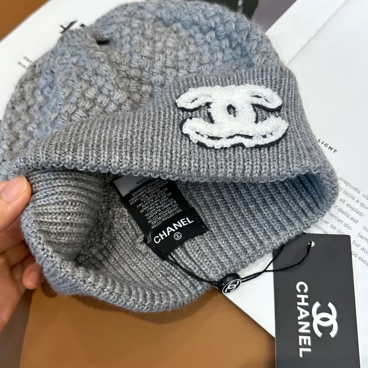P70 Chanel official website quality Chanel autumn and winter fashion blogger recommended knitted hat, which hides a quiet sense of luxury. Every line is neat and generous, simple but not simple, generous and stylish. Every detail shows high-end taste, and the sense of fashion becomes more and more intriguing in the restraint.
