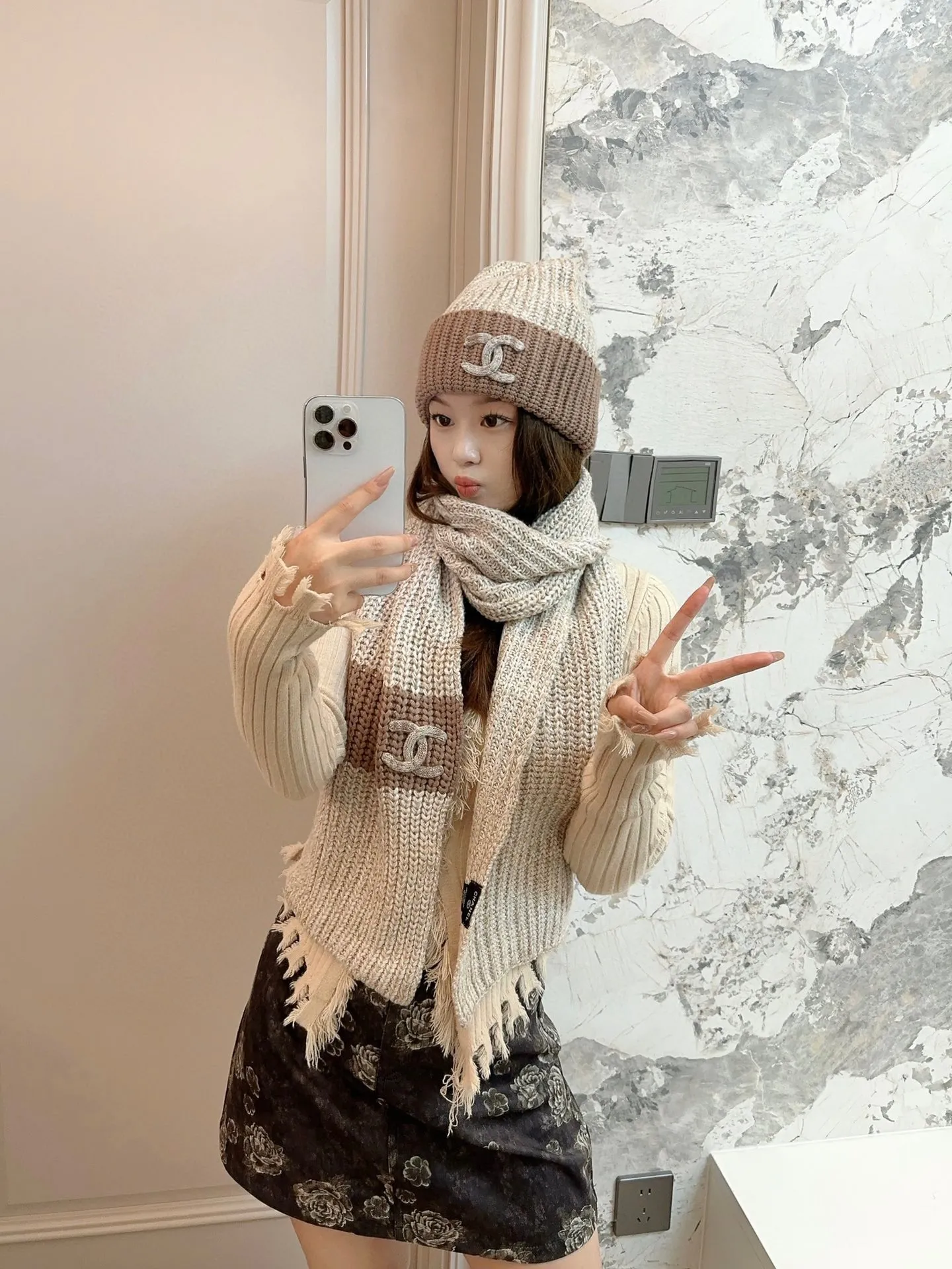P180 Chanel CHANEL official website new classic suit hat! Hat ➕Scarf! It feels great in hand! It’s warm and super comfortable. This winter, all you need is a hat set like this. It’s warm and fashionable! Welcome to choose!!