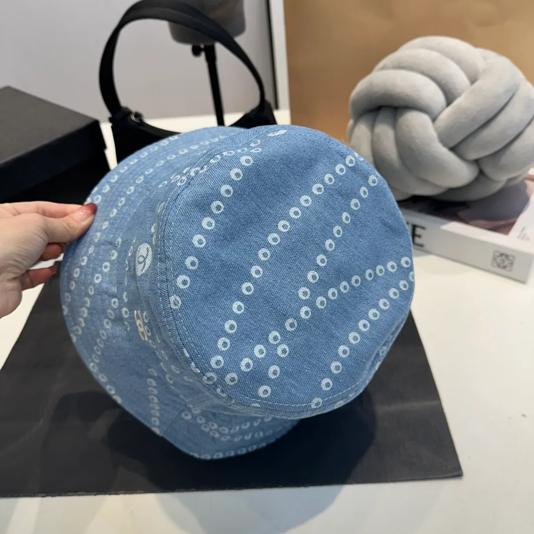 P60 Chanel/Chanel's new fisherman hat has a perfect shape and can be used with various head shapes! Hepburn hood type, flatters the face shape and provides better sun protection! Head circumference:58cm