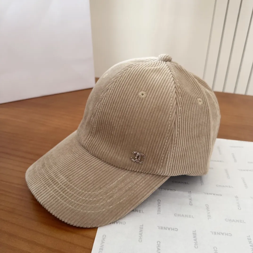 💰70 Chanel new autumn corduroy baseball cap🧢 The colors of the small label are really eye-catching. The soft top design of the entire hat fits perfectly on the head and is very comfortable. The color and texture are relatively retro and very versatile. Highly recommended. A must-have item for everyone✔️✔️