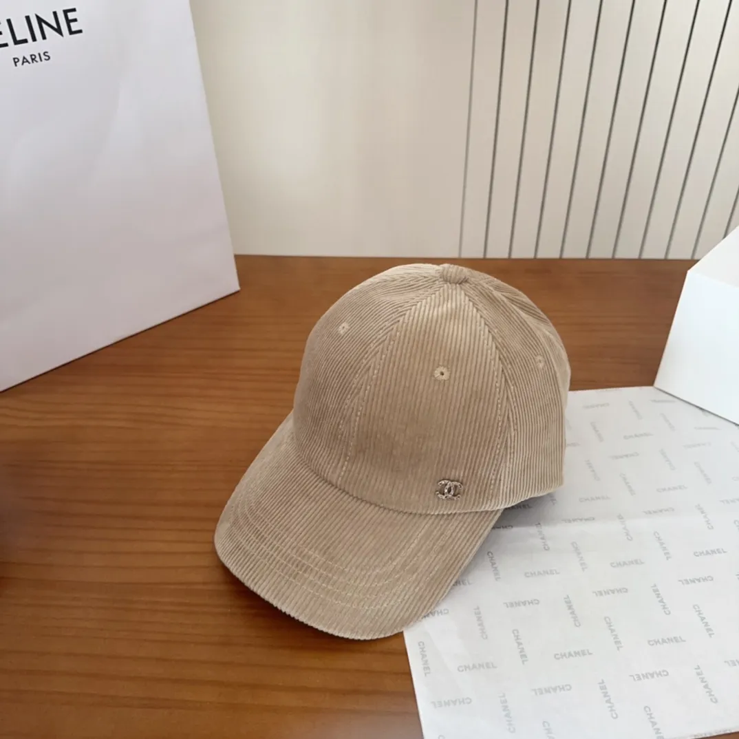 💰70 Chanel new autumn corduroy baseball cap🧢 The colors of the small label are really eye-catching. The soft top design of the entire hat fits perfectly on the head and is very comfortable. The color and texture are relatively retro and very versatile. Highly recommended. A must-have item for everyone✔️✔️