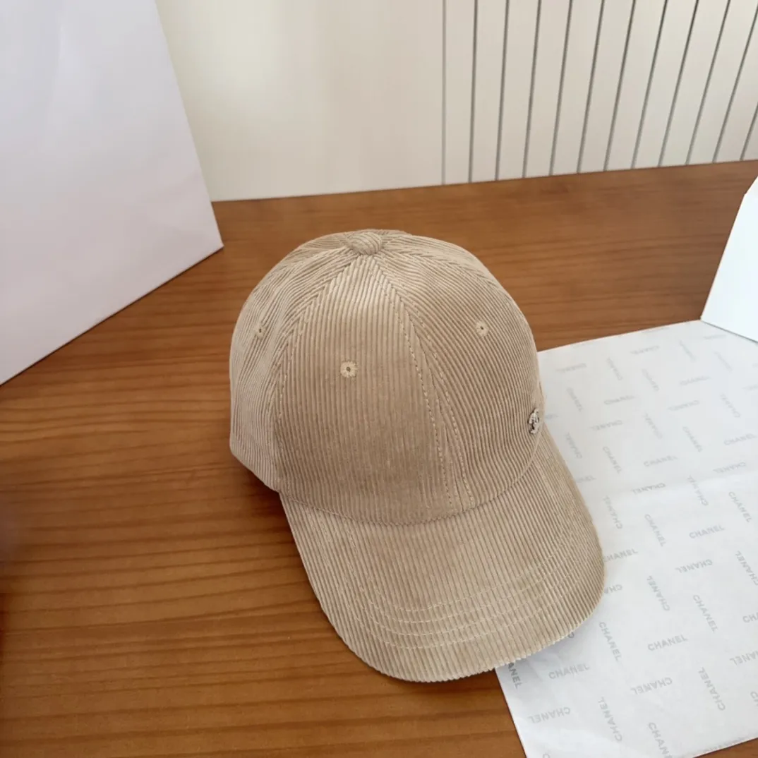 💰70 Chanel new autumn corduroy baseball cap🧢 The colors of the small label are really eye-catching. The soft top design of the entire hat fits perfectly on the head and is very comfortable. The color and texture are relatively retro and very versatile. Highly recommended. A must-have item for everyone✔️✔️