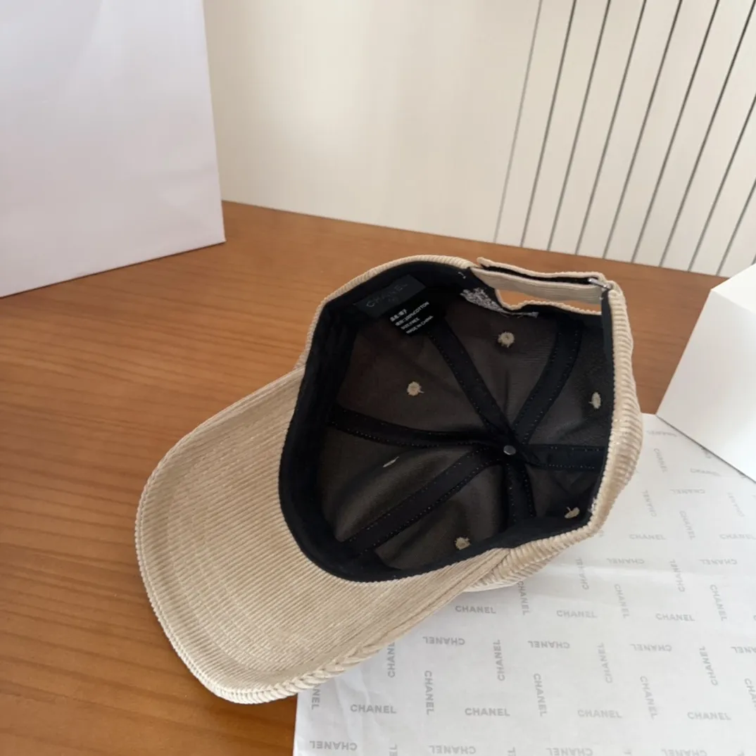 💰70 Chanel new autumn corduroy baseball cap🧢 The colors of the small label are really eye-catching. The soft top design of the entire hat fits perfectly on the head and is very comfortable. The color and texture are relatively retro and very versatile. Highly recommended. A must-have item for everyone✔️✔️