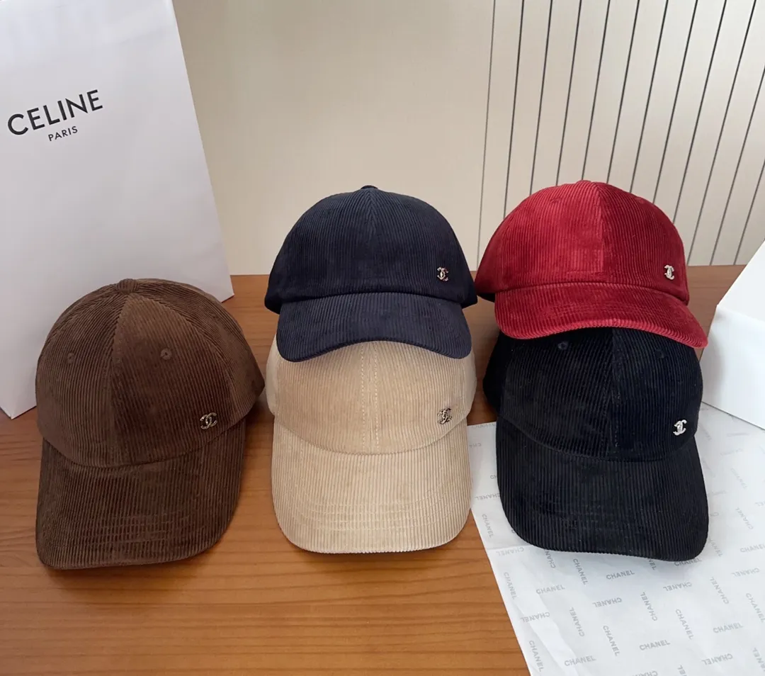 💰70 Chanel new autumn corduroy baseball cap🧢 The colors of the small label are really eye-catching. The soft top design of the entire hat fits perfectly on the head and is very comfortable. The color and texture are relatively retro and very versatile. Highly recommended. A must-have item for everyone✔️✔️