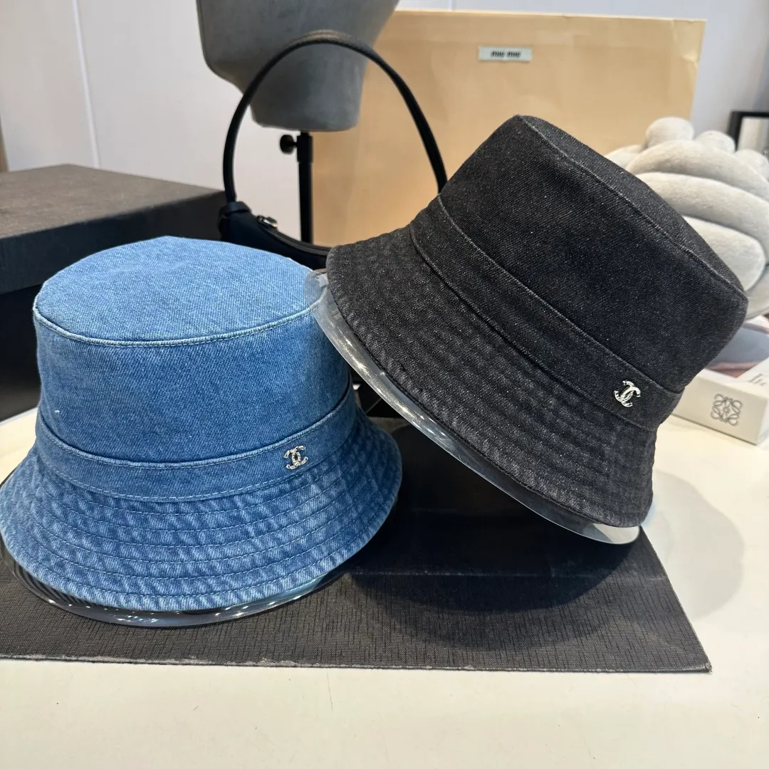 P60 Chanel denim bucket hat, an eternal classic in the fashion industry👑 The simple and elegant style is Chanel's unique interpretation of fashion. There are two denim tones, blue and gray, one full of energy and the other calm and restrained, both exuding an innate sense of high-end. The large brim design is not only a practical tool for blocking the sun, but also an excellent assistant for modifying your face. Whether you have a heart-shaped face, a round face or a square face, it can show charming lines against the background. The iconic double C logo is exquisitely embellished, low-key but flamboyantly announcing its identity. This is not only a brand logo, but also a symbol of fashion and quality.