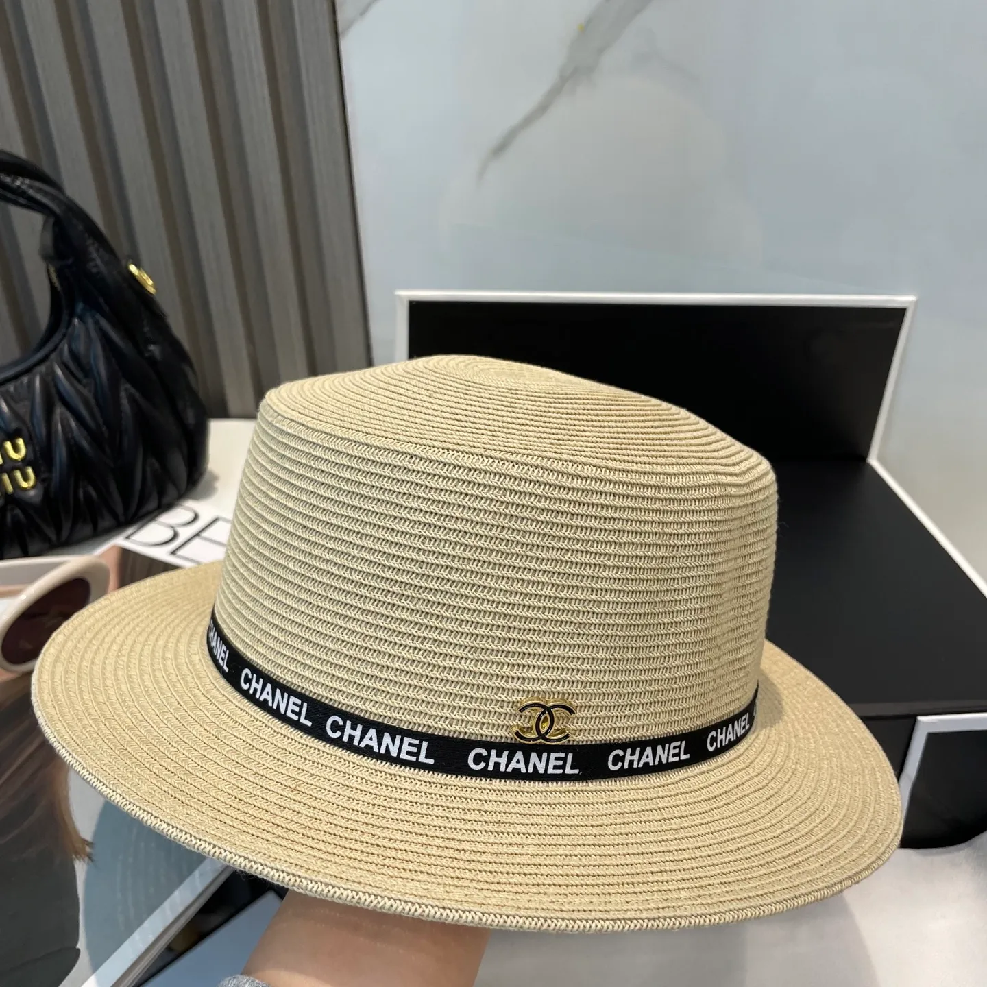P70 CHANEL high-end flat-top straw hat is versatile and does not matter the face shape. The flat brim does not block the line of sight. It is more practical. It is easy to wear for daily use and travel. It has an Instagram style. Especially photogenic. It has an adjustment strap inside.