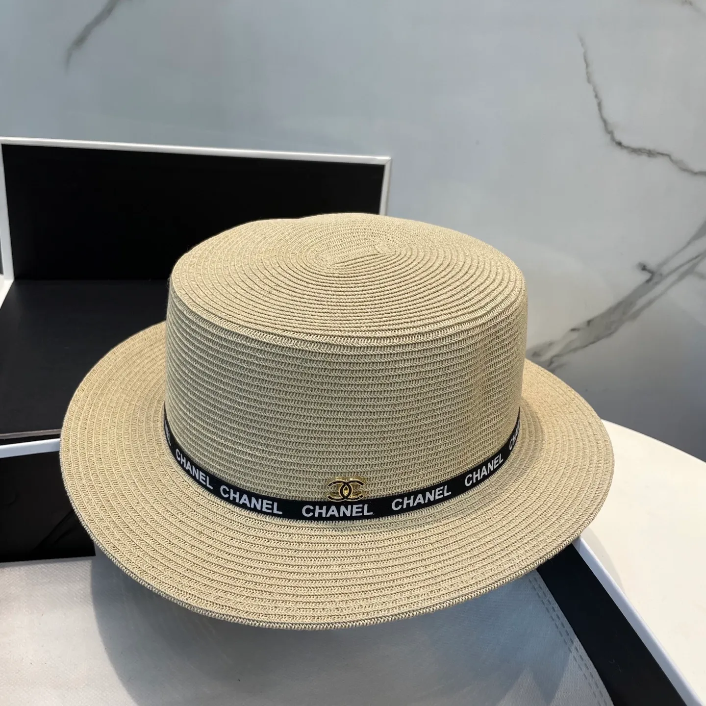 P70 CHANEL high-end flat-top straw hat is versatile and does not matter the face shape. The flat brim does not block the line of sight. It is more practical. It is easy to wear for daily use and travel. It has an Instagram style. Especially photogenic. It has an adjustment strap inside.