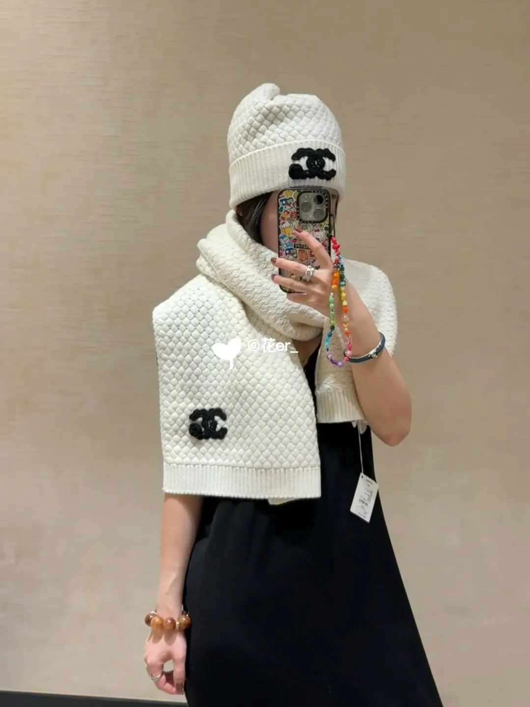 Recommended popular items Hat P460 Scarf P660 P460 CHANEL (Chanel) | Double C camellia and pineapple knitted cold hat Recommended items are cashmere and wool blended, with the softness and delicacy of cashmere and the stiffness and warmth of wool. Pineapple texture. White hand-crocheted double C logo camellia on the brim. Exquisite, fashionable and eye-catching. The shape of the hat is three-dimensional and not soft. It shows a small face and does not restrict the head. P660 CHANEL (Chanel) pineapple knitted scarf scarf, cashmere and wool blend, high weight and high fiber density, soft, comfortable and warm, three-dimensional pineapple pattern technology, clear texture, rich layers, hand-crocheted double C camellia, high-end and fashionable existence, the effect of casual winding can easily create a sense of atmosphere