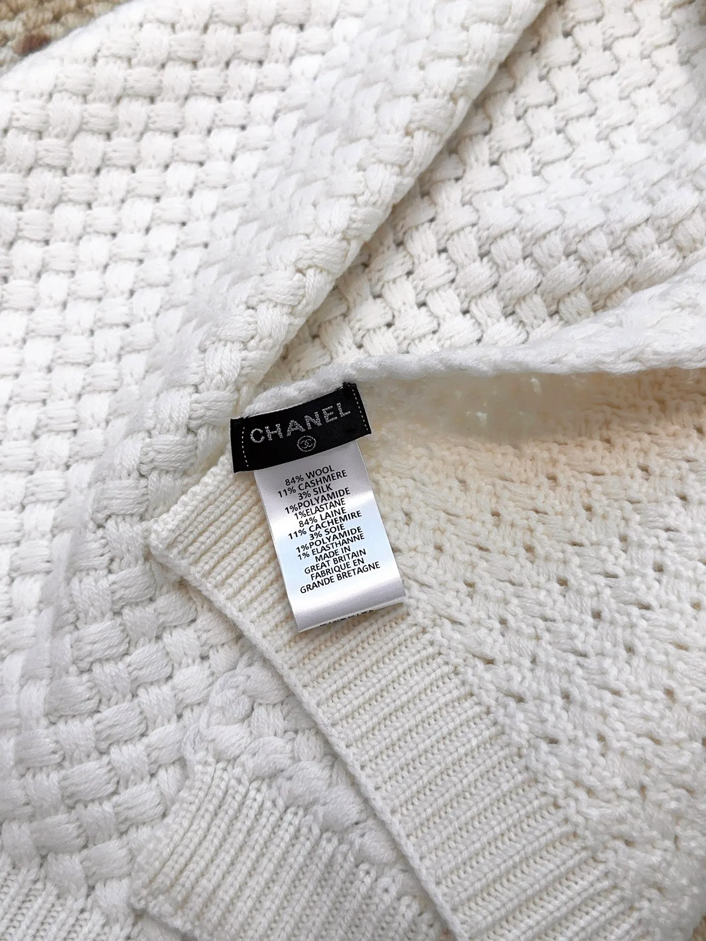 Recommended popular items Hat P460 Scarf P660 P460 CHANEL (Chanel) | Double C camellia and pineapple knitted cold hat Recommended items are cashmere and wool blended, with the softness and delicacy of cashmere and the stiffness and warmth of wool. Pineapple texture. White hand-crocheted double C logo camellia on the brim. Exquisite, fashionable and eye-catching. The shape of the hat is three-dimensional and not soft. It shows a small face and does not restrict the head. P660 CHANEL (Chanel) pineapple knitted scarf scarf, cashmere and wool blend, high weight and high fiber density, soft, comfortable and warm, three-dimensional pineapple pattern technology, clear texture, rich layers, hand-crocheted double C camellia, high-end and fashionable existence, the effect of casual winding can easily create a sense of atmosphere