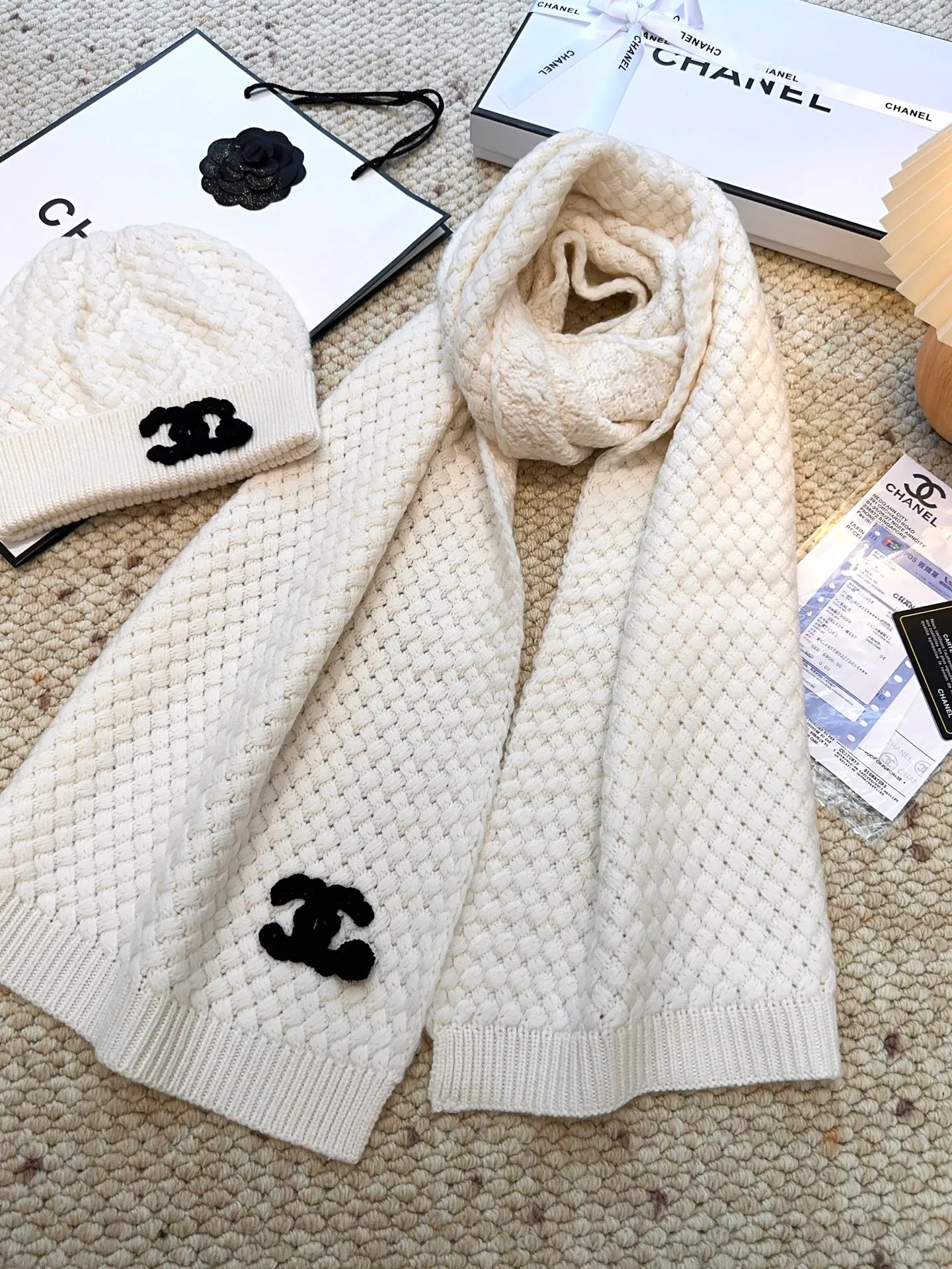 Recommended popular items Hat P460 Scarf P660 P460 CHANEL (Chanel) | Double C camellia and pineapple knitted cold hat Recommended items are cashmere and wool blended, with the softness and delicacy of cashmere and the stiffness and warmth of wool. Pineapple texture. White hand-crocheted double C logo camellia on the brim. Exquisite, fashionable and eye-catching. The shape of the hat is three-dimensional and not soft. It shows a small face and does not restrict the head. P660 CHANEL (Chanel) pineapple knitted scarf scarf, cashmere and wool blend, high weight and high fiber density, soft, comfortable and warm, three-dimensional pineapple pattern technology, clear texture, rich layers, hand-crocheted double C camellia, high-end and fashionable existence, the effect of casual winding can easily create a sense of atmosphere