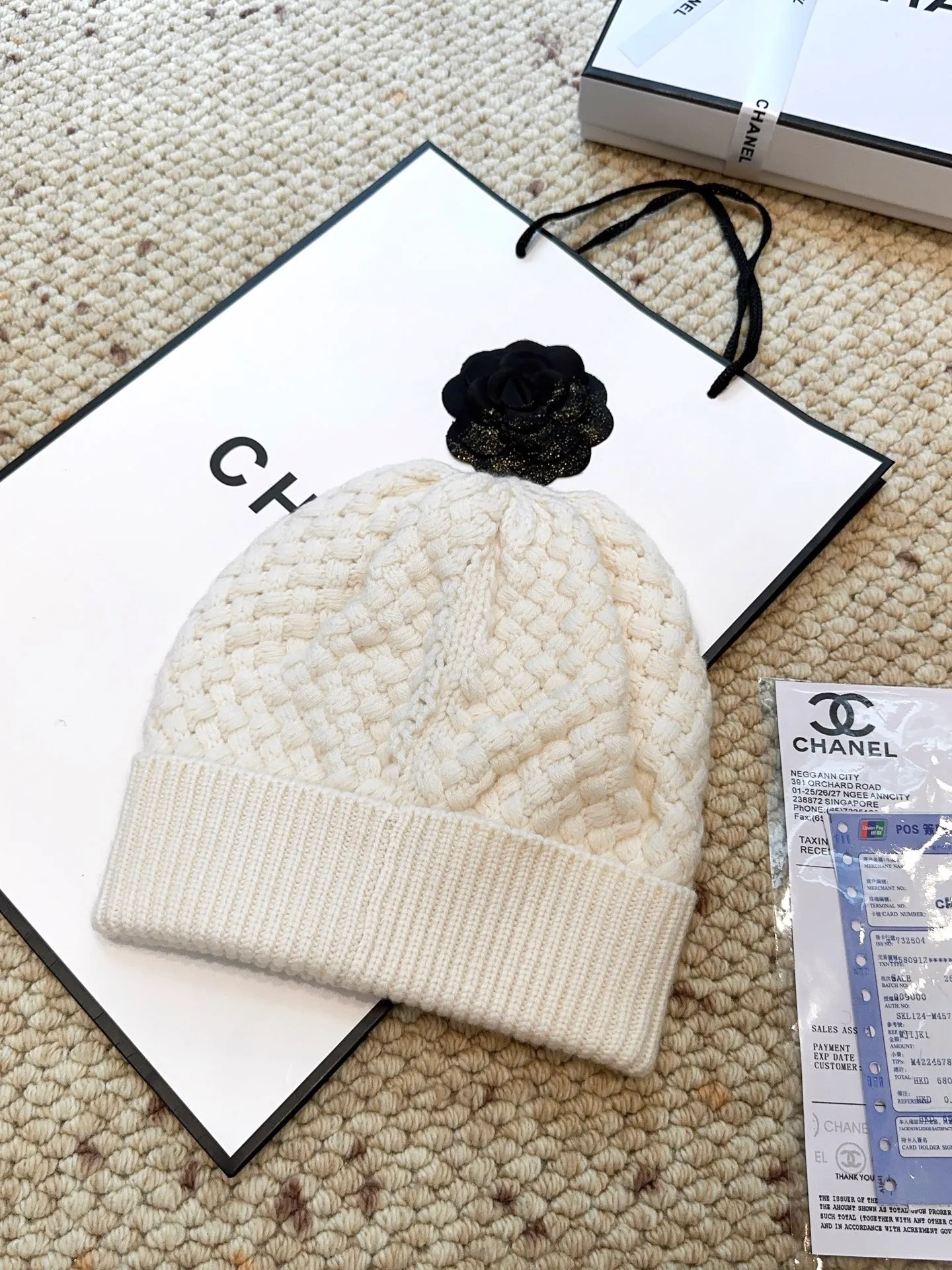 Recommended popular items Hat P460 Scarf P660 P460 CHANEL (Chanel) | Double C camellia and pineapple knitted cold hat Recommended items are cashmere and wool blended, with the softness and delicacy of cashmere and the stiffness and warmth of wool. Pineapple texture. White hand-crocheted double C logo camellia on the brim. Exquisite, fashionable and eye-catching. The shape of the hat is three-dimensional and not soft. It shows a small face and does not restrict the head. P660 CHANEL (Chanel) pineapple knitted scarf scarf, cashmere and wool blend, high weight and high fiber density, soft, comfortable and warm, three-dimensional pineapple pattern technology, clear texture, rich layers, hand-crocheted double C camellia, high-end and fashionable existence, the effect of casual winding can easily create a sense of atmosphere