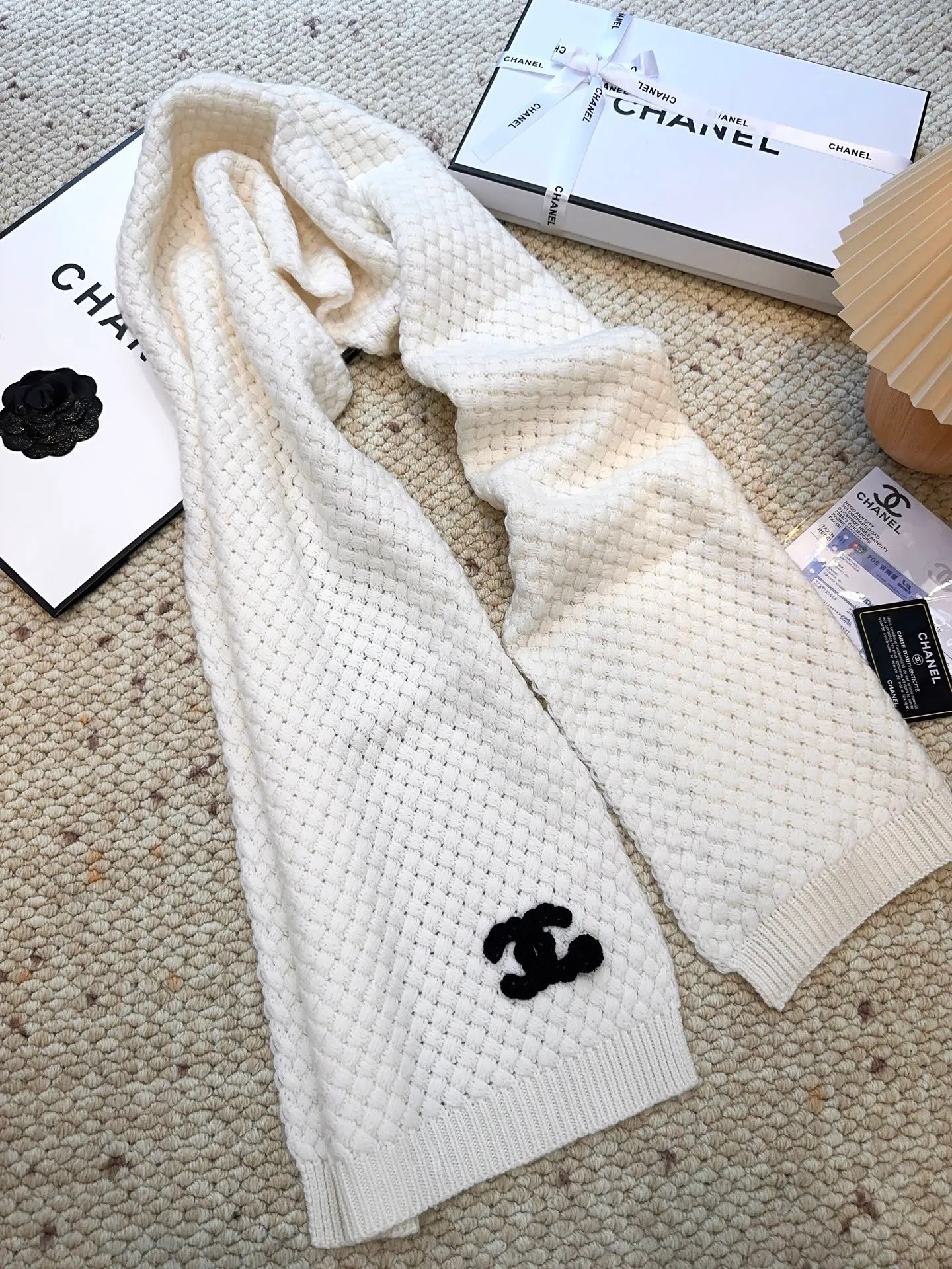 Recommended popular items Hat P460 Scarf P660 P460 CHANEL (Chanel) | Double C camellia and pineapple knitted cold hat Recommended items are cashmere and wool blended, with the softness and delicacy of cashmere and the stiffness and warmth of wool. Pineapple texture. White hand-crocheted double C logo camellia on the brim. Exquisite, fashionable and eye-catching. The shape of the hat is three-dimensional and not soft. It shows a small face and does not restrict the head. P660 CHANEL (Chanel) pineapple knitted scarf scarf, cashmere and wool blend, high weight and high fiber density, soft, comfortable and warm, three-dimensional pineapple pattern technology, clear texture, rich layers, hand-crocheted double C camellia, high-end and fashionable existence, the effect of casual winding can easily create a sense of atmosphere