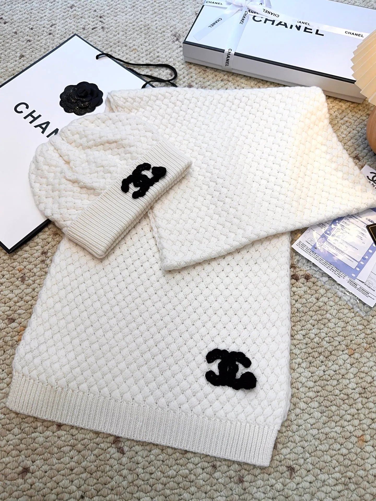 Recommended popular items Hat P460 Scarf P660 P460 CHANEL (Chanel) | Double C camellia and pineapple knitted cold hat Recommended items are cashmere and wool blended, with the softness and delicacy of cashmere and the stiffness and warmth of wool. Pineapple texture. White hand-crocheted double C logo camellia on the brim. Exquisite, fashionable and eye-catching. The shape of the hat is three-dimensional and not soft. It shows a small face and does not restrict the head. P660 CHANEL (Chanel) pineapple knitted scarf scarf, cashmere and wool blend, high weight and high fiber density, soft, comfortable and warm, three-dimensional pineapple pattern technology, clear texture, rich layers, hand-crocheted double C camellia, high-end and fashionable existence, the effect of casual winding can easily create a sense of atmosphere