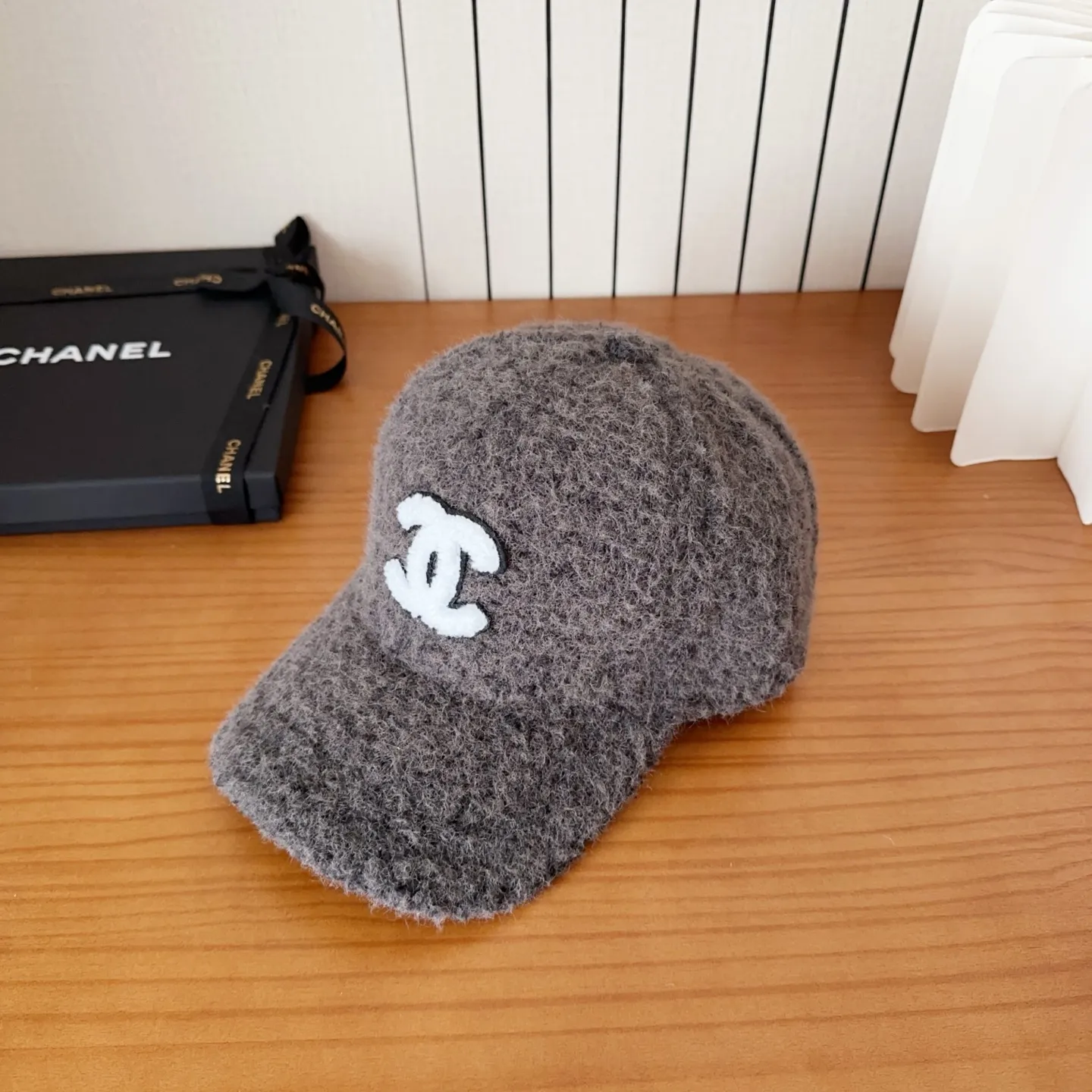 💰44 Chanel’s new lamb wool baseball cap🧢 is a perfect interpretation of the sweet and cool style. I love it so much❤️ The top is sexy and handsome. Both are online! No girl can refuse a fluffy item.