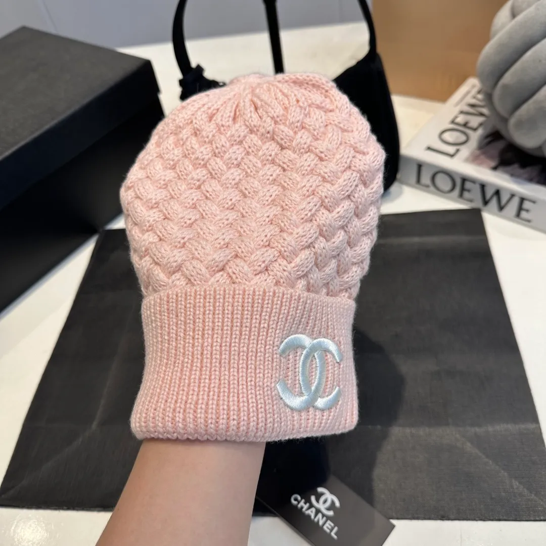 P280 Chane*🆕Chanel 25N new ski series wool hat, hat, scarf set, the popular Lei Feng hat on the Internet, black and white, versatile and cool, can be worn by men and women as a couple, warm and good-looking, a must-have