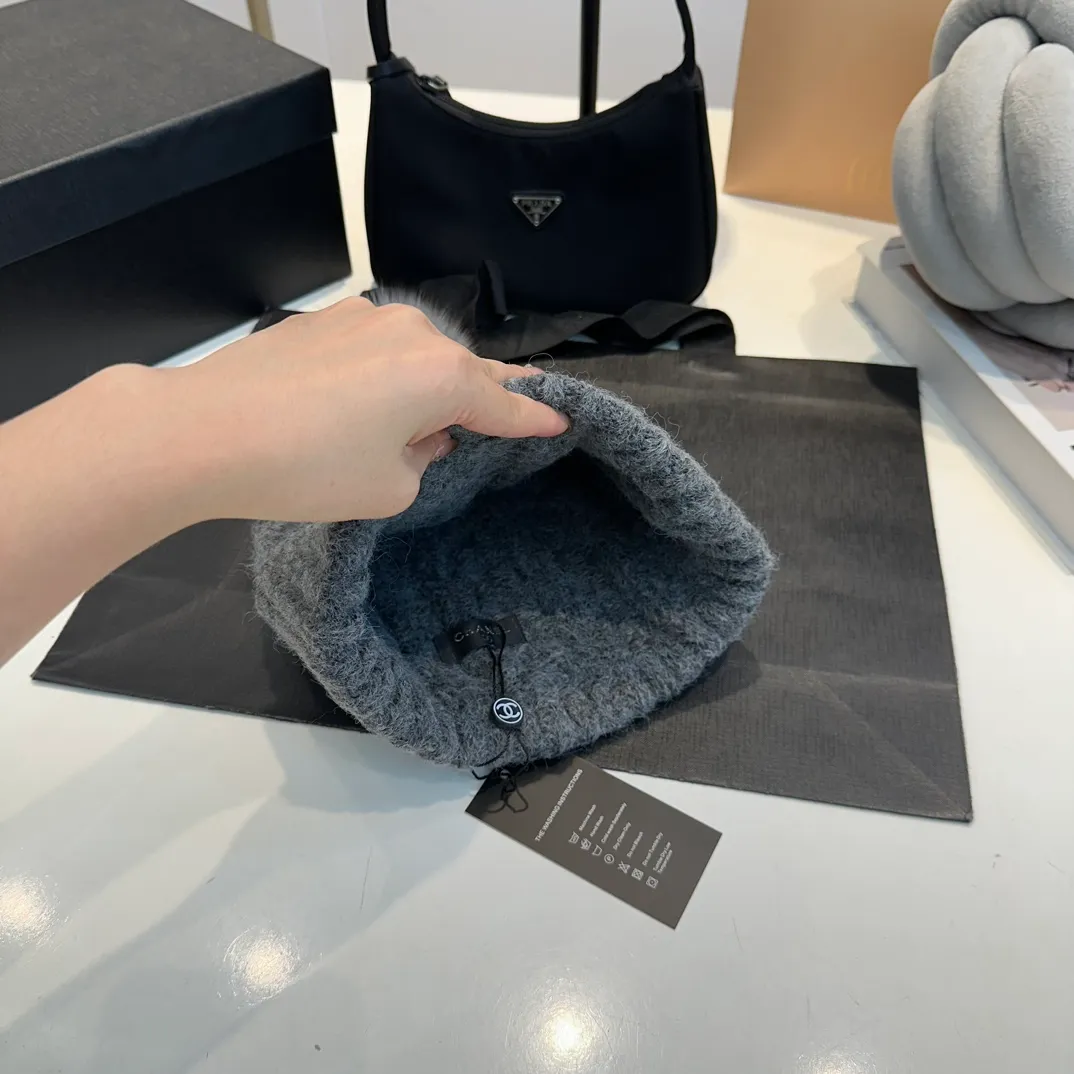 P90 CHANEL Chanel Orphan Fur Ball Autumn and Winter New Big Brand Wool Knitted Beanie One-size-fits-all, complete with tags ~ Very easy to match when out on the street!