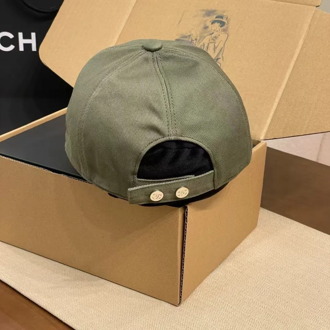 The P90 Chanel baseball cap is really amazing! New colors: Olive green is full of vitality, khaki is gentle and versatile, and the simple tones are perfect for daily outings~ The iconic double C logo is low-key and luxurious, and the exquisite embroidery highlights the quality. Wear it casually and you will instantly feel fashionable. Who wouldn’t love it?