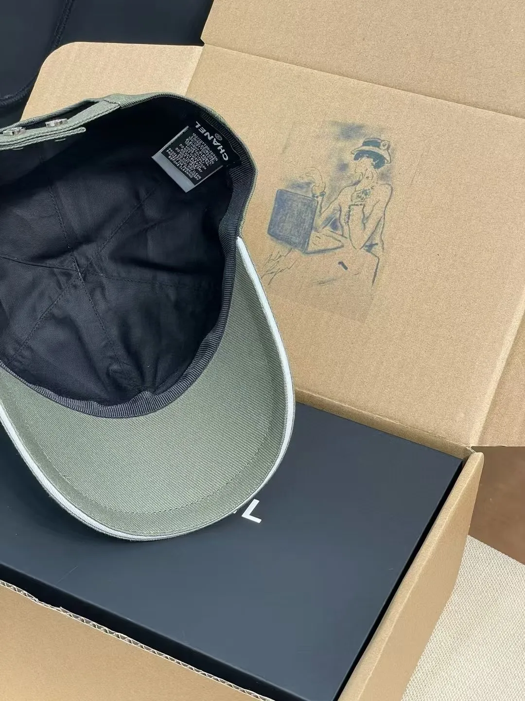 The P90 Chanel baseball cap is really amazing! New colors: Olive green is full of vitality, khaki is gentle and versatile, and the simple tones are perfect for daily outings~ The iconic double C logo is low-key and luxurious, and the exquisite embroidery highlights the quality. Wear it casually and you will instantly feel fashionable. Who wouldn’t love it?