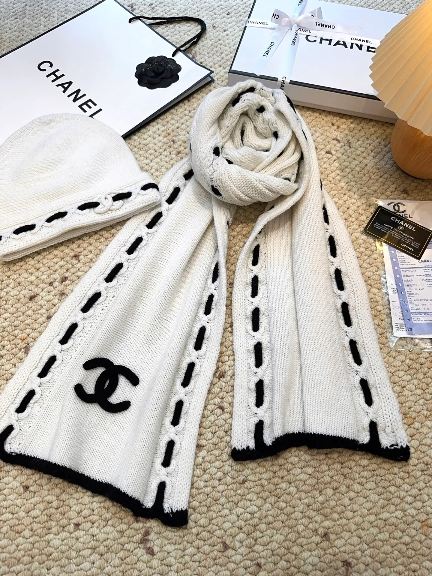 Scarf P720 Hat P460 Single selection available New arrivals! Chanel (Chanel) color-blocked striped scarf is made of wool blended material and 7-needle drawing process. The surface of the fabric has three-dimensional textures with a sense of layering and a concave and convex grid texture. After the weaving is completed, the scarf is hand-picked with the logo in black and white classic colors to show the elegance. Wear it casually to create a simple and fashionable feeling and immediately enhance the overall look.