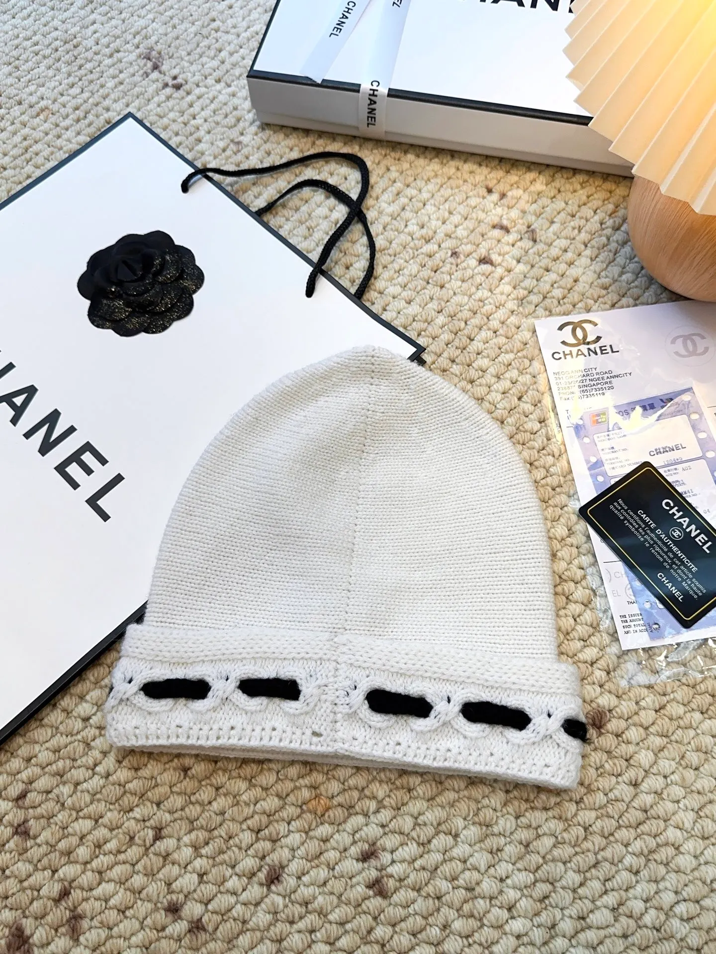 Scarf P720 Hat P460 Single selection available New arrivals! Chanel (Chanel) color-blocked striped scarf is made of wool blended material and 7-needle drawing process. The surface of the fabric has three-dimensional textures with a sense of layering and a concave and convex grid texture. After the weaving is completed, the scarf is hand-picked with the logo in black and white classic colors to show the elegance. Wear it casually to create a simple and fashionable feeling and immediately enhance the overall look.