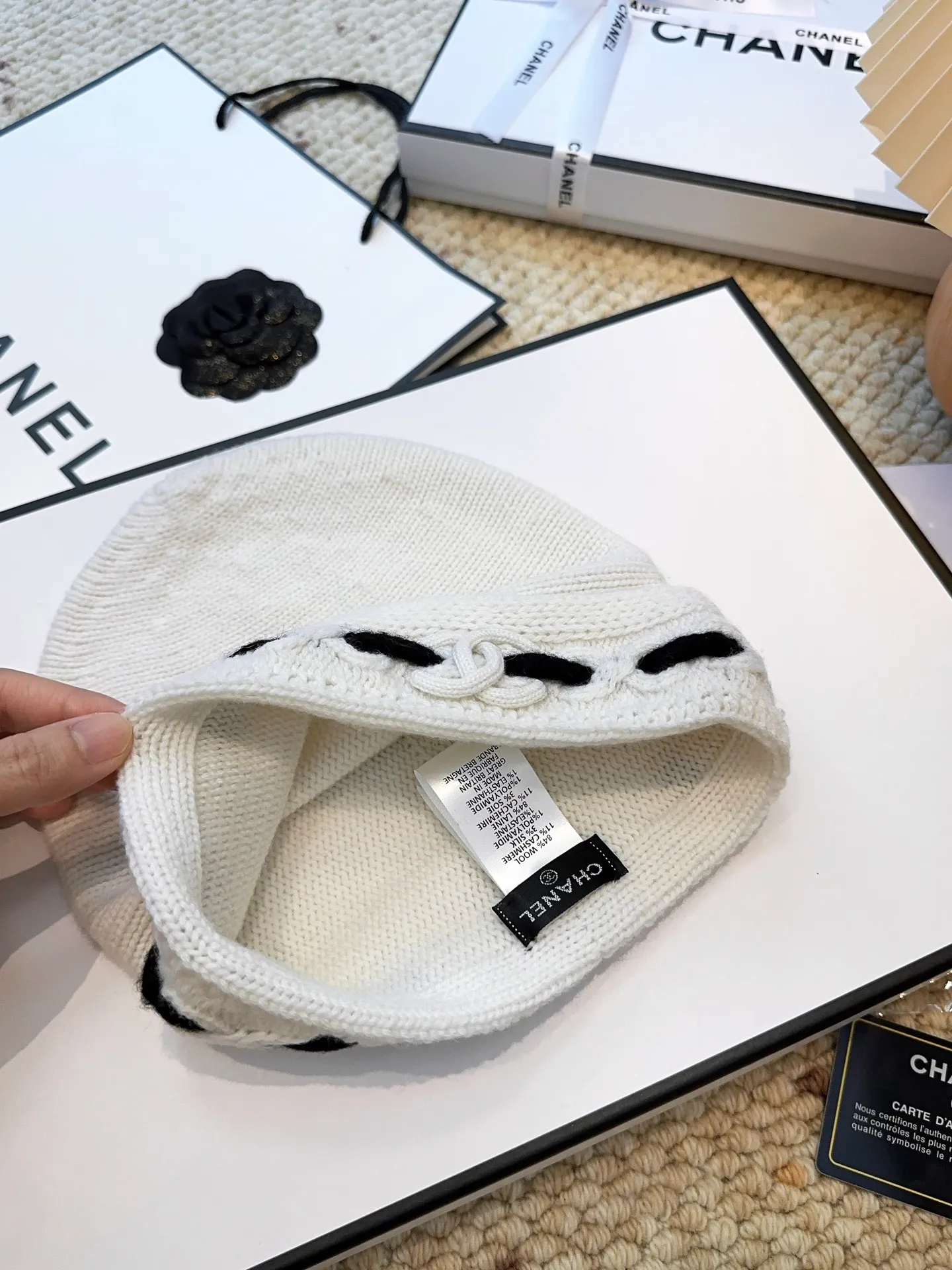 Scarf P720 Hat P460 Single selection available New arrivals! Chanel (Chanel) color-blocked striped scarf is made of wool blended material and 7-needle drawing process. The surface of the fabric has three-dimensional textures with a sense of layering and a concave and convex grid texture. After the weaving is completed, the scarf is hand-picked with the logo in black and white classic colors to show the elegance. Wear it casually to create a simple and fashionable feeling and immediately enhance the overall look.