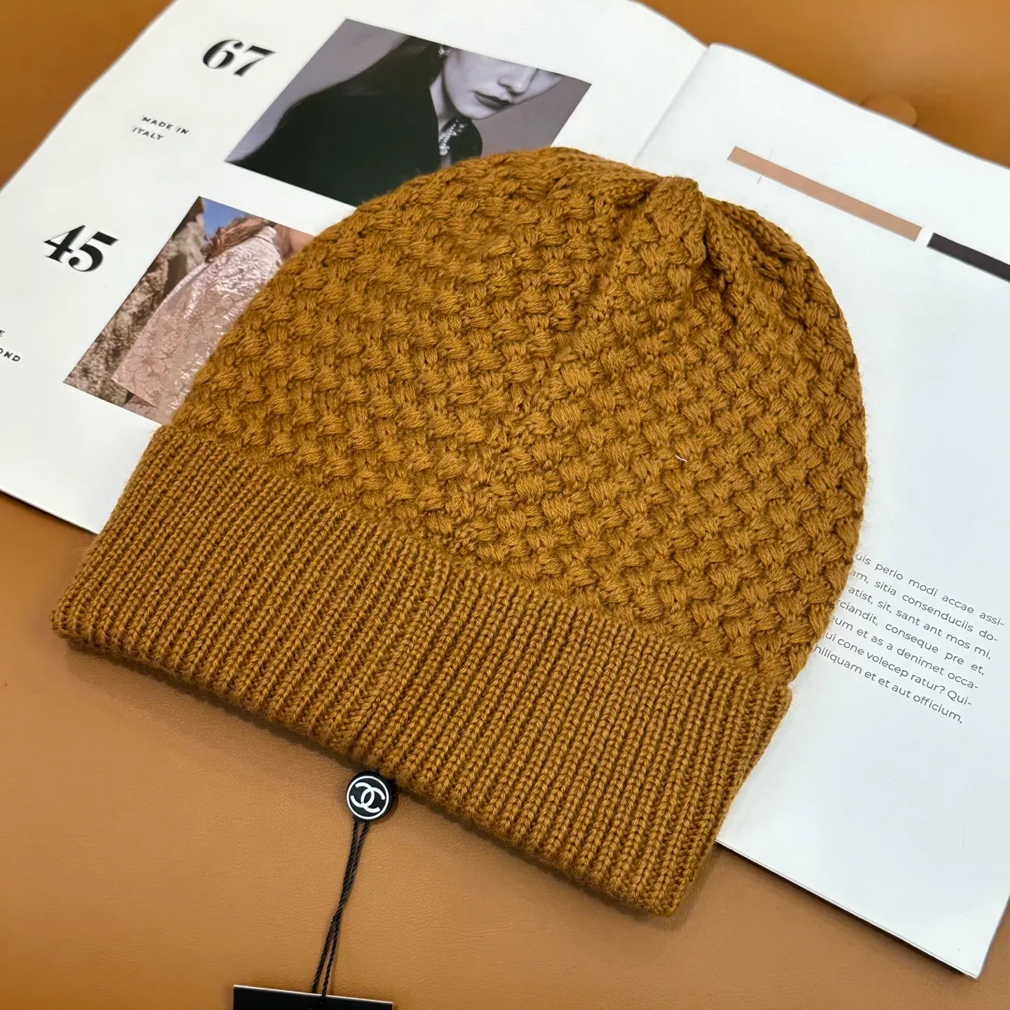 P70 Chanel official website quality Chanel autumn and winter fashion blogger recommended knitted hat, which hides a quiet sense of luxury. Every line is neat and generous, simple but not simple, generous and stylish. Every detail shows high-end taste, and the sense of fashion becomes more and more intriguing in the restraint.