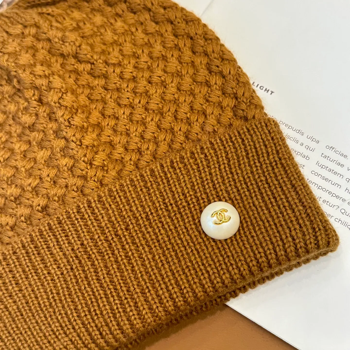 P70 Chanel official website quality Chanel autumn and winter fashion blogger recommended knitted hat, which hides a quiet sense of luxury. Every line is neat and generous, simple but not simple, generous and stylish. Every detail shows high-end taste, and the sense of fashion becomes more and more intriguing in the restraint.