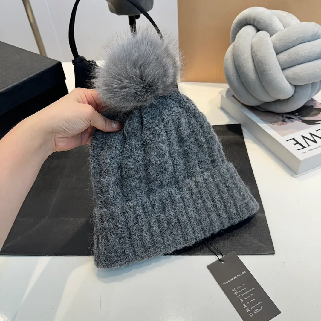 P90 CHANEL Chanel Orphan Fur Ball Autumn and Winter New Big Brand Wool Knitted Beanie One-size-fits-all, complete with tags ~ Very easy to match when out on the street!
