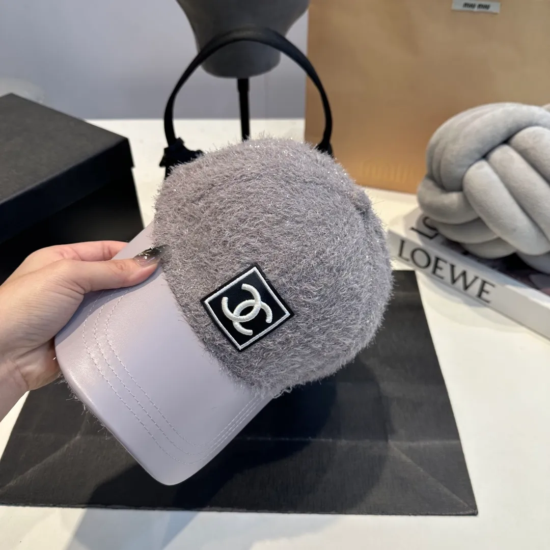 P60 CHANEL Chanel's new autumn and winter small fragrance style baseball cap🧢, the big brand model is super easy to match, one that you can wear with your eyes closed