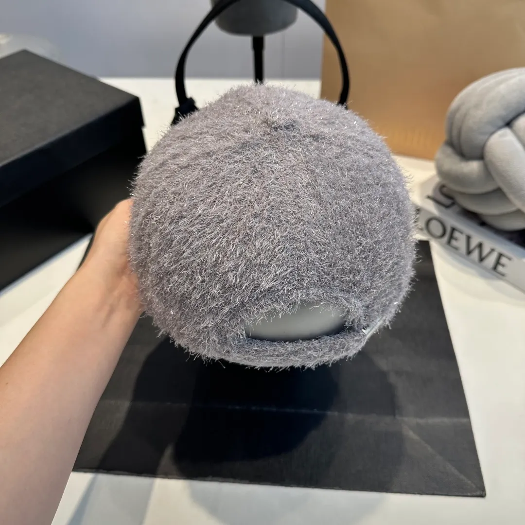 P60 CHANEL Chanel's new autumn and winter small fragrance style baseball cap🧢, the big brand model is super easy to match, one that you can wear with your eyes closed