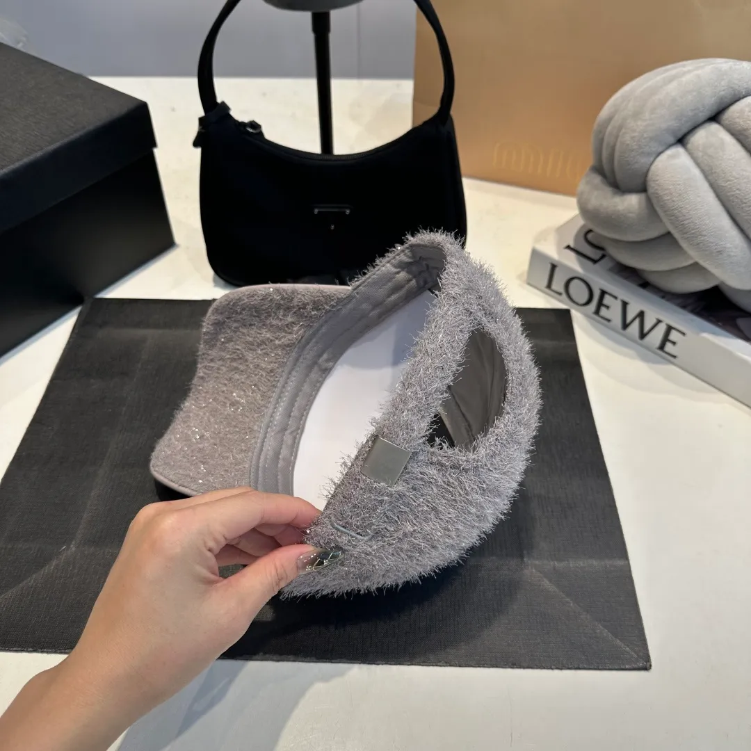 P60 CHANEL Chanel's new autumn and winter small fragrance style baseball cap🧢, the big brand model is super easy to match, one that you can wear with your eyes closed