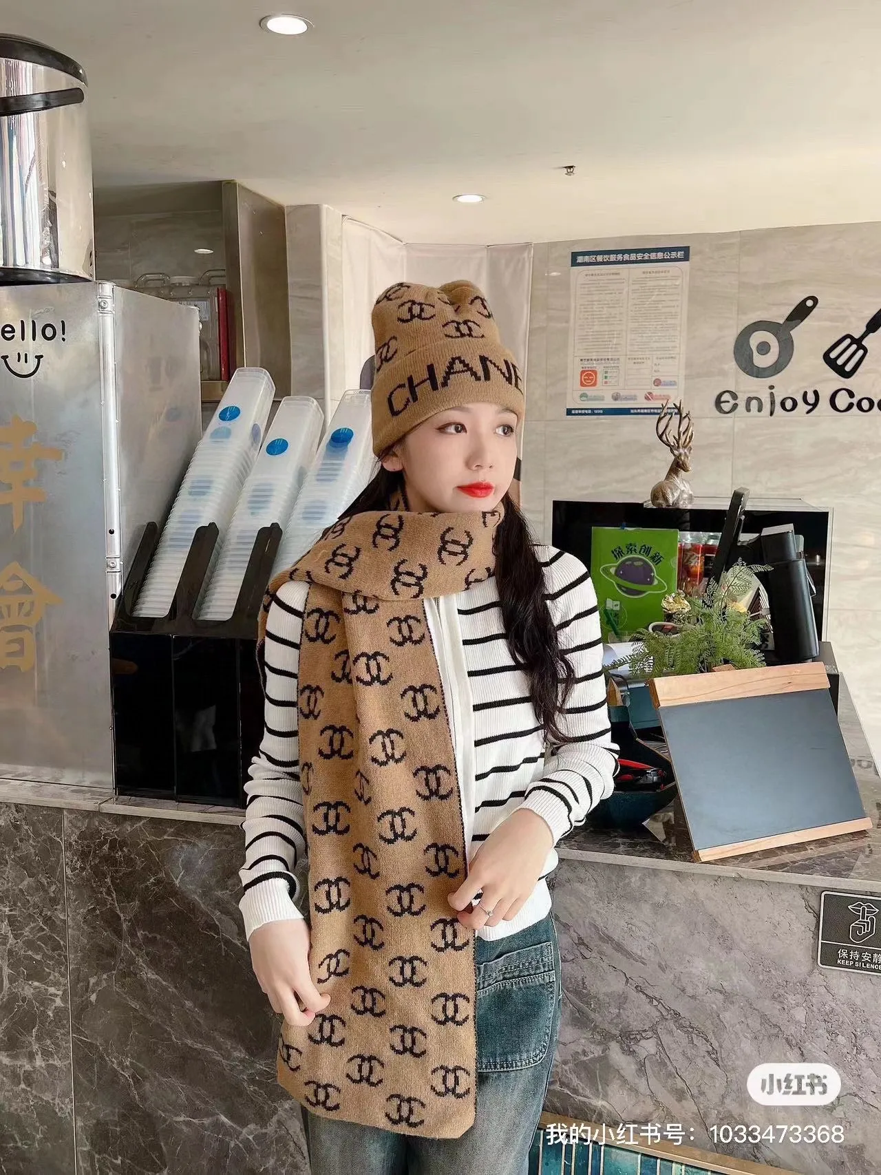 P150 CHANEL Xiaohongshu popular style, official website new classic suit hat! Hat ➕Scarf! It feels great in hand! It’s warm and super comfortable. This winter, all you need is a hat set like this. It’s warm and fashionable! Welcome to choose!!