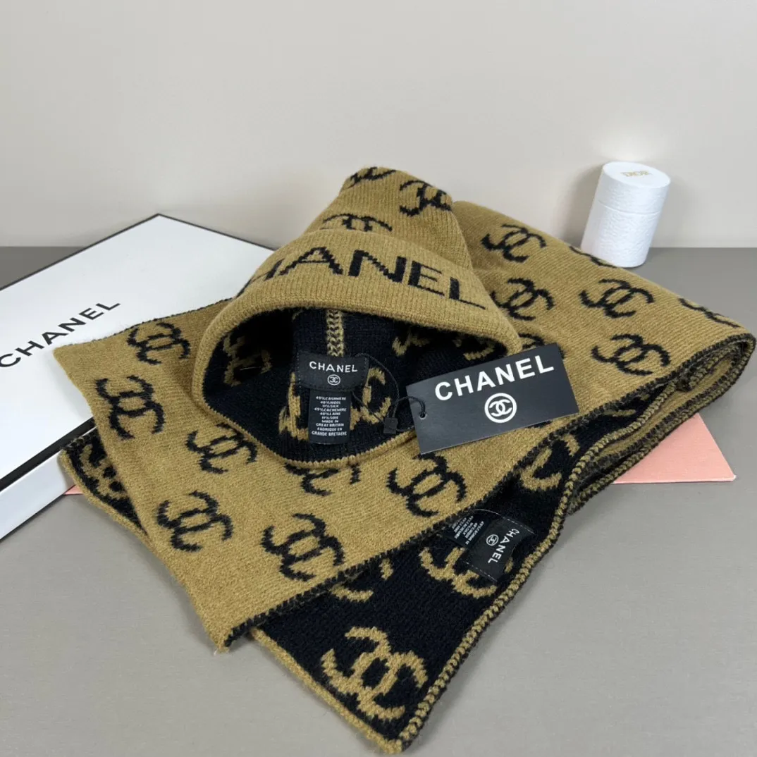 P150 CHANEL Xiaohongshu popular style, official website new classic suit hat! Hat ➕Scarf! It feels great in hand! It’s warm and super comfortable. This winter, all you need is a hat set like this. It’s warm and fashionable! Welcome to choose!!