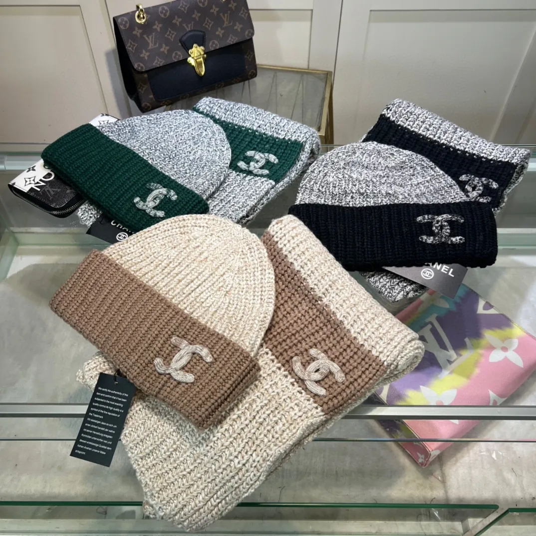 P180 Chanel CHANEL official website new classic suit hat! Hat ➕Scarf! It feels great in hand! It’s warm and super comfortable. This winter, all you need is a hat set like this. It’s warm and fashionable! Welcome to choose!!