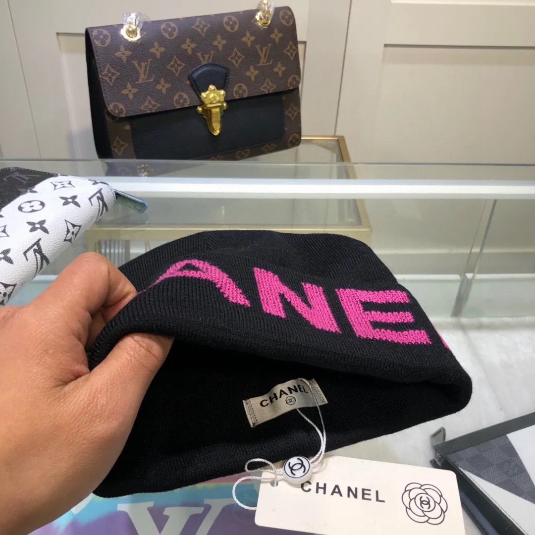 P50 Chanel CHANEL is sure to be of genuine quality. The only matching details on the market are double-layered cashmere wool knitted hats. Xiaohongshu recommends that the official website purchase price is 4980 per hat. The quality is outstanding. The matching of the big logo in autumn and winter is really perfect, and the design style is even more elegant! Order quickly