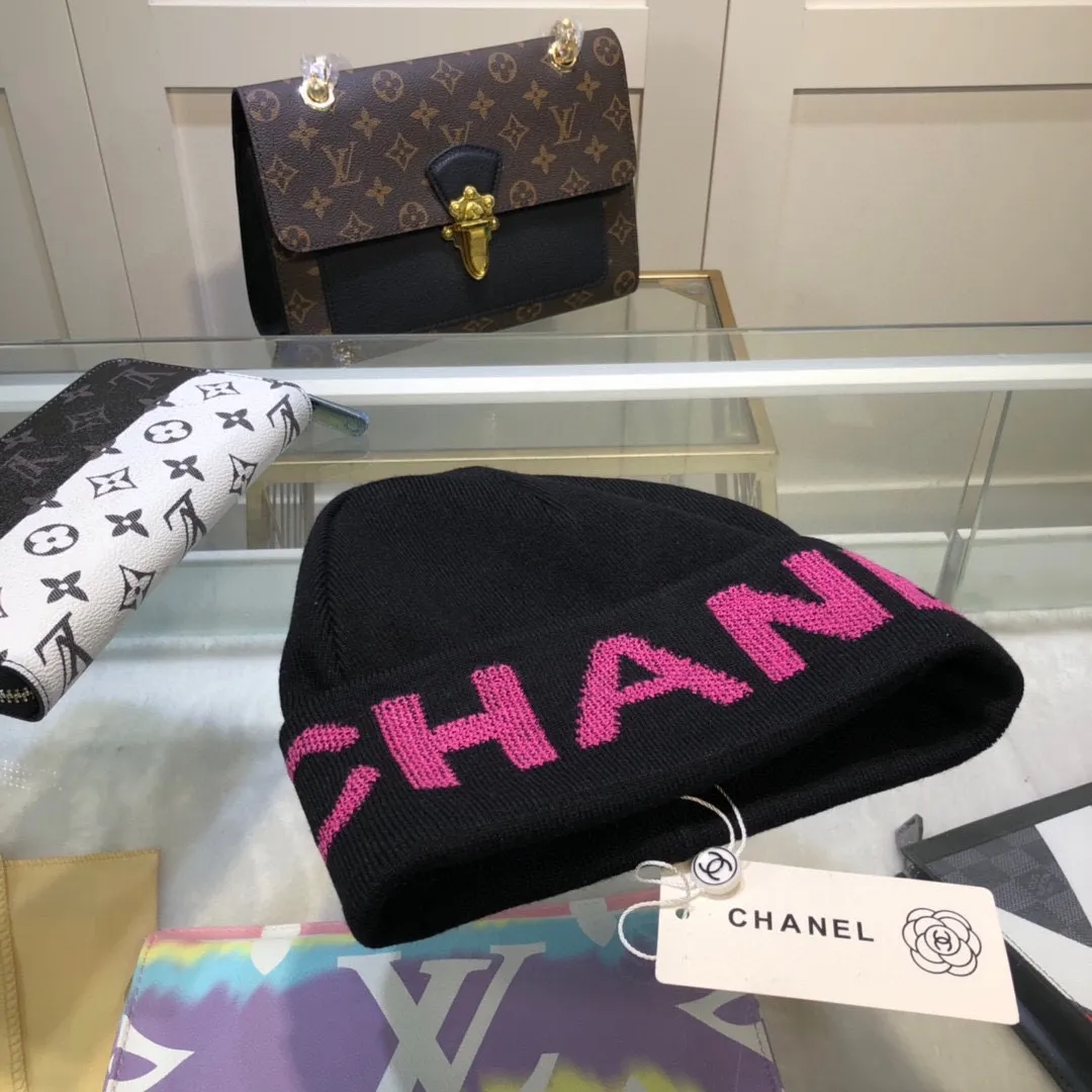 P50 CHANEL double-layer cashmere wool knitted hat, Xiaohongshu recommends that the official website purchase price is 4980 per hat, the quality is excellent, the combination of the autumn and winter big logo is really perfect, and the design style is even more noble! Order quickly