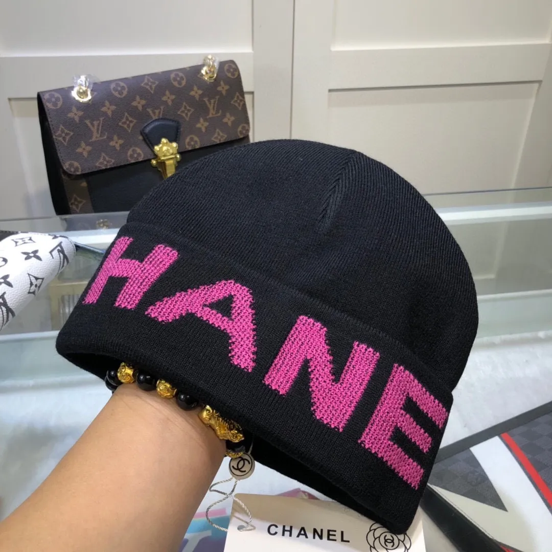 P50 CHANEL double-layer cashmere wool knitted hat, Xiaohongshu recommends that the official website purchase price is 4980 per hat, the quality is excellent, the combination of the autumn and winter big logo is really perfect, and the design style is even more noble! Order quickly