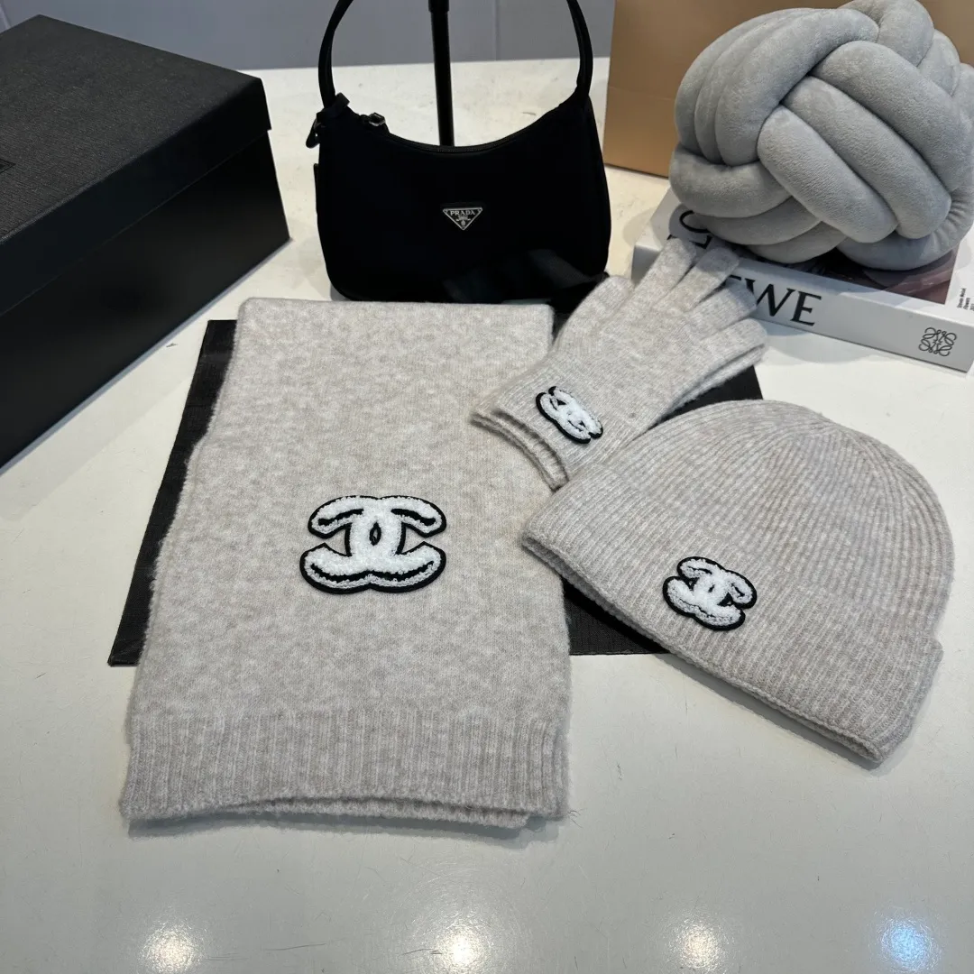 P170 CHANEL Xiaohongshu popular style, official website new classic suit hat! Hat+glove+hat feels great! It’s warm and super comfortable. This winter, all you need is a hat set like this. It’s warm and fashionable! Welcome to choose!