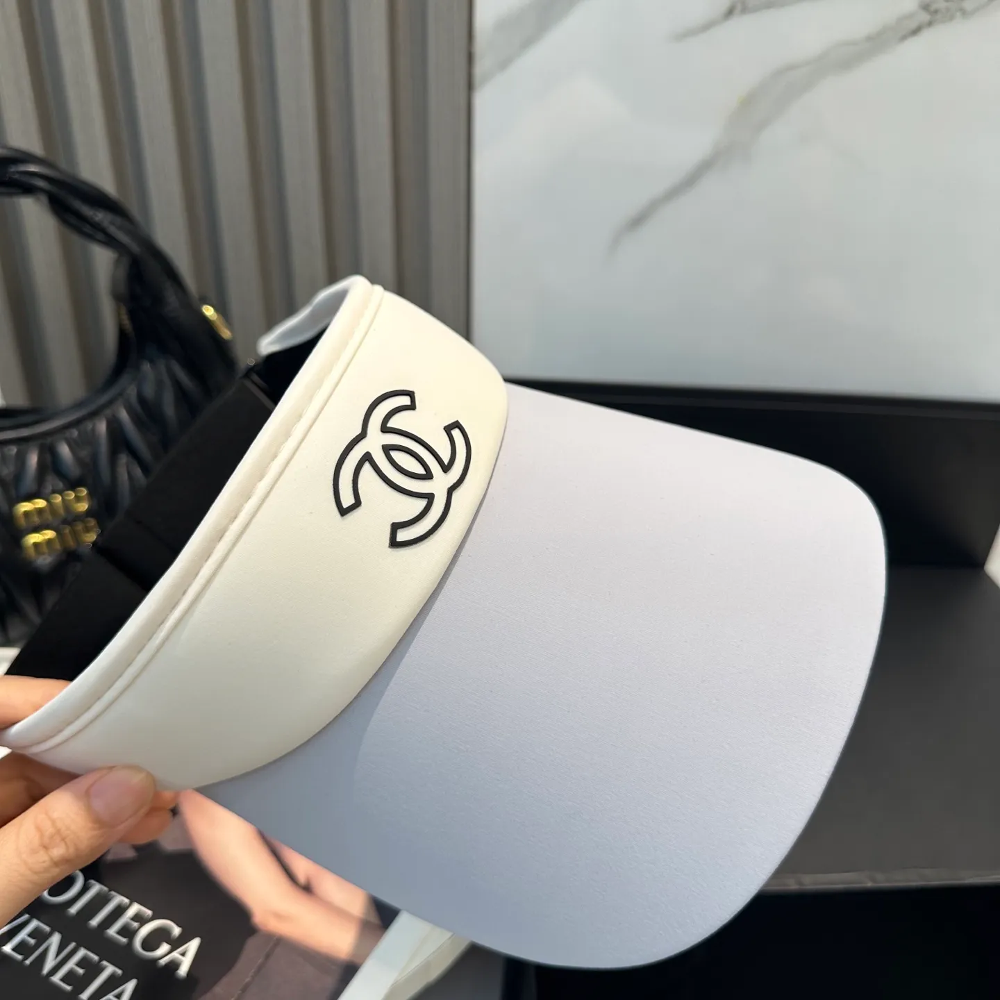 P56 Chanel's new ice silk empty top hat. Made of ice-like fabric, it is breathable and does not make you sweaty. It can keep you refreshed all day long even in the bright sun. It’s versatile and doesn’t matter your face shape. Wear it casually and look like a Korean girl~