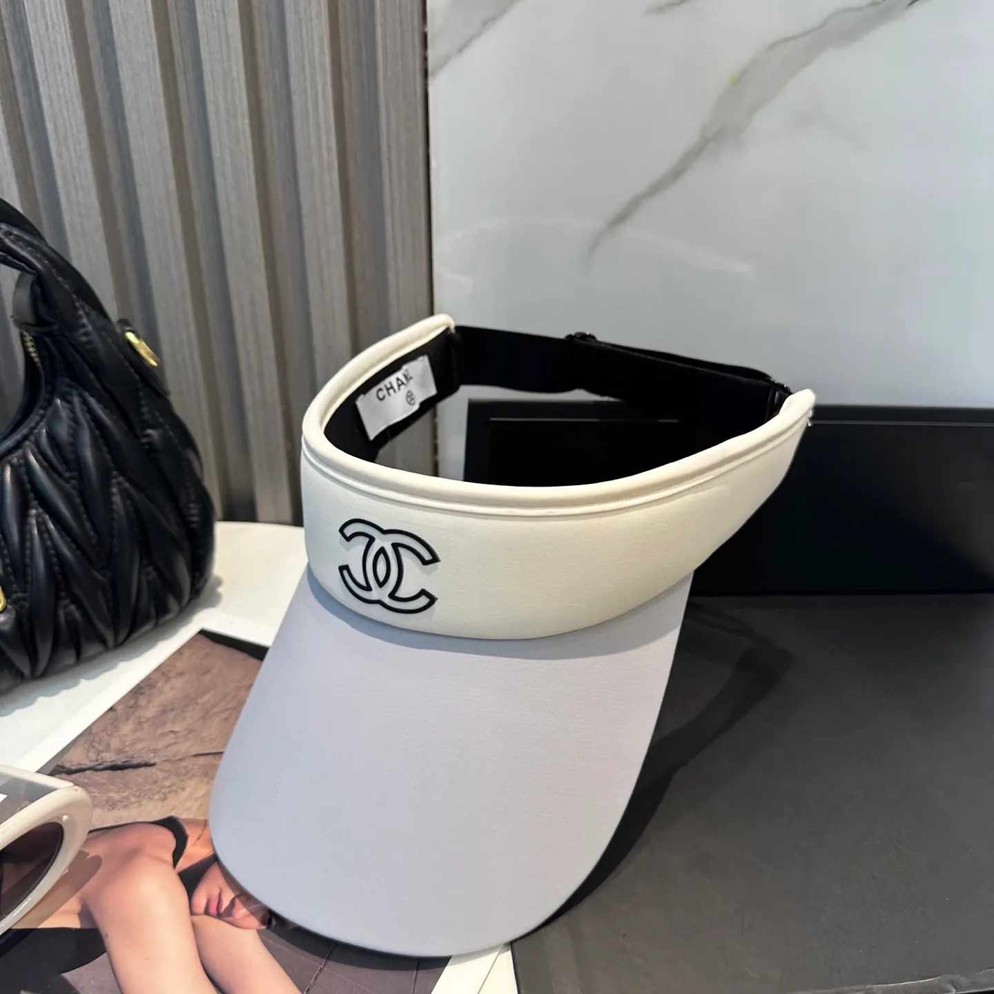 P56 Chanel's new ice silk empty top hat. Made of ice-like fabric, it is breathable and does not make you sweaty. It can keep you refreshed all day long even in the bright sun. It’s versatile and doesn’t matter your face shape. Wear it casually and look like a Korean girl~