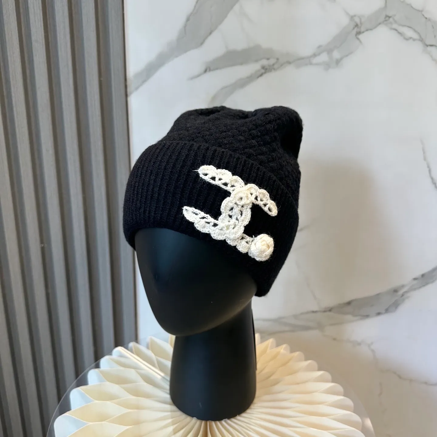 P70 Chanel official website quality Chanel autumn and winter knitted hat recommended by internet celebrity fashion bloggers. It hides a quiet sense of high-end. Every line is neat and elegant, simple but not simple, generous but not out of style. Every detail shows high-end taste, and the sense of fashion becomes more and more intriguing in the restraint.