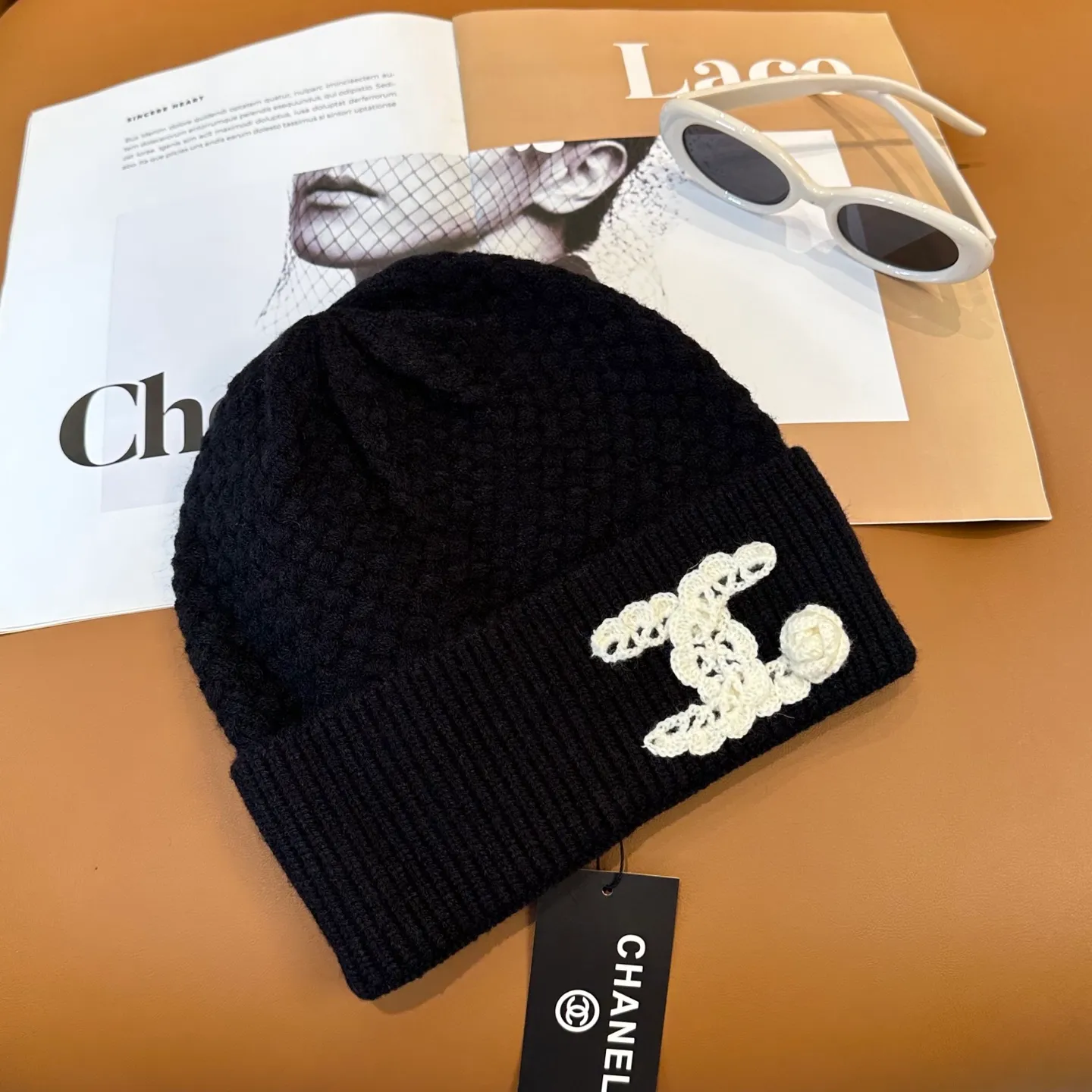 P70 Chanel official website quality Chanel autumn and winter knitted hat recommended by internet celebrity fashion bloggers. It hides a quiet sense of high-end. Every line is neat and elegant, simple but not simple, generous but not out of style. Every detail shows high-end taste, and the sense of fashion becomes more and more intriguing in the restraint.