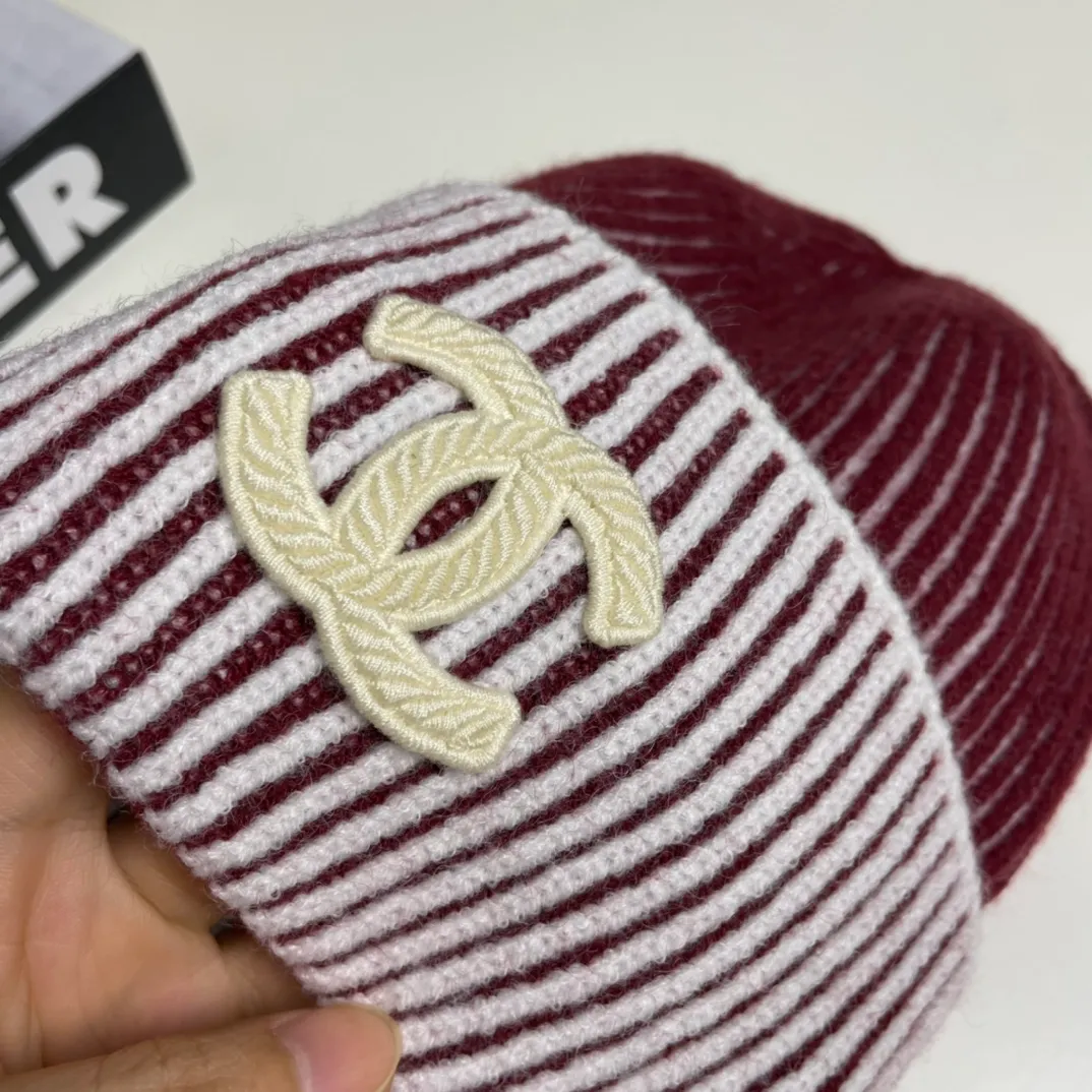 P56 comes with dust bag 🌺 [CHANEL] New knitted hat, Xiaohongshu, the main recommendation of major Internet celebrities! Thicker and warmer, fashionable and popular🌸First-class texture, the best brand for keeping warm in autumn and winter, order now, limited quantity available