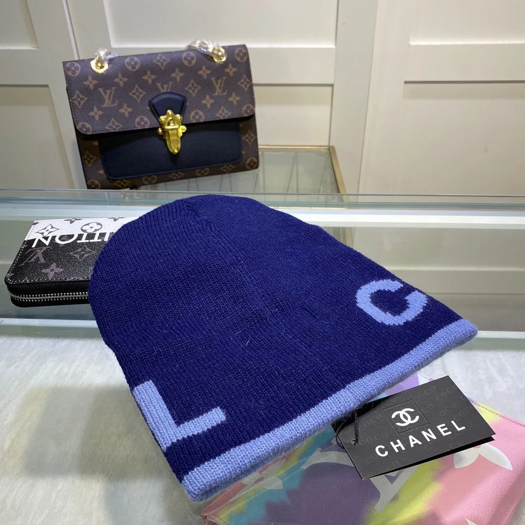 P44 comes with dust bag. CHANEL🎩cashmere wool quality knitted hat, fashionable, good quality, high-end, super soft! Super hot💖The texture is great and it’s great to match when out on the street! Fashion trends! A must-have item for autumn and winter, get it now!