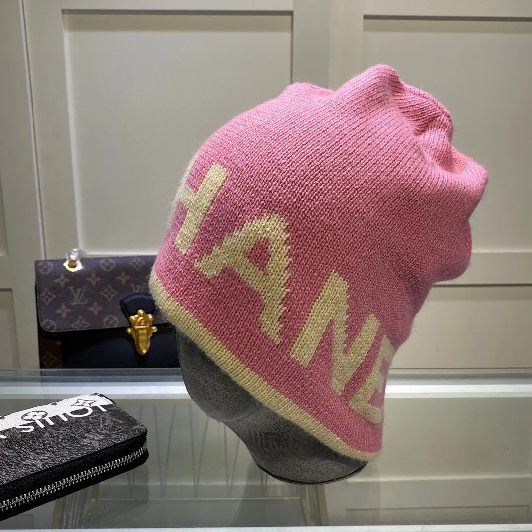 P44 comes with dust bag. CHANEL🎩cashmere wool quality knitted hat, fashionable, good quality, high-end, super soft! Super hot💖The texture is great and it’s great to match when out on the street! Fashion trends! A must-have item for autumn and winter, get it now!