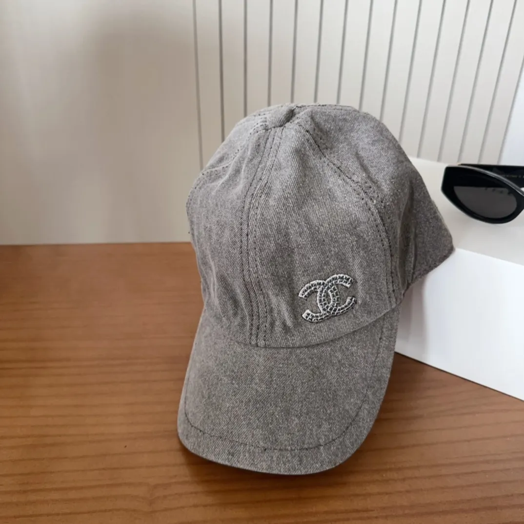 💰60 CHANEL Chanel’s new style🆕 Denim blue retro style baseball cap🔸 Take it out for holiday travel and look beautiful❕ Second-hand style. This kind of hat is not easy to match 😬 Ready in stock
