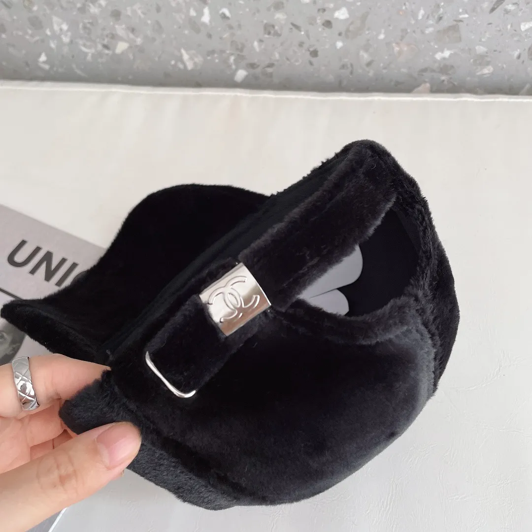 P60 CHANEL Chanel] 2022 new autumn and winter small fragrance style baseball cap🧢, plush and very comfortable. The big brand model is super easy to match, one that you can wear with your eyes closed.