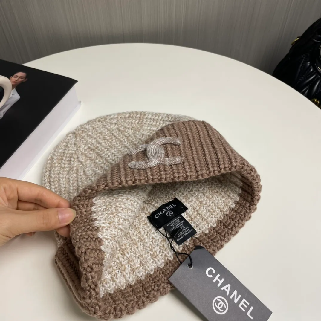 P60 Chanel official website quality Chanel autumn and winter wool hat recommended by internet celebrity fashion bloggers. It is a knitted hat with a super soft and comfortable feel and excellent elasticity!